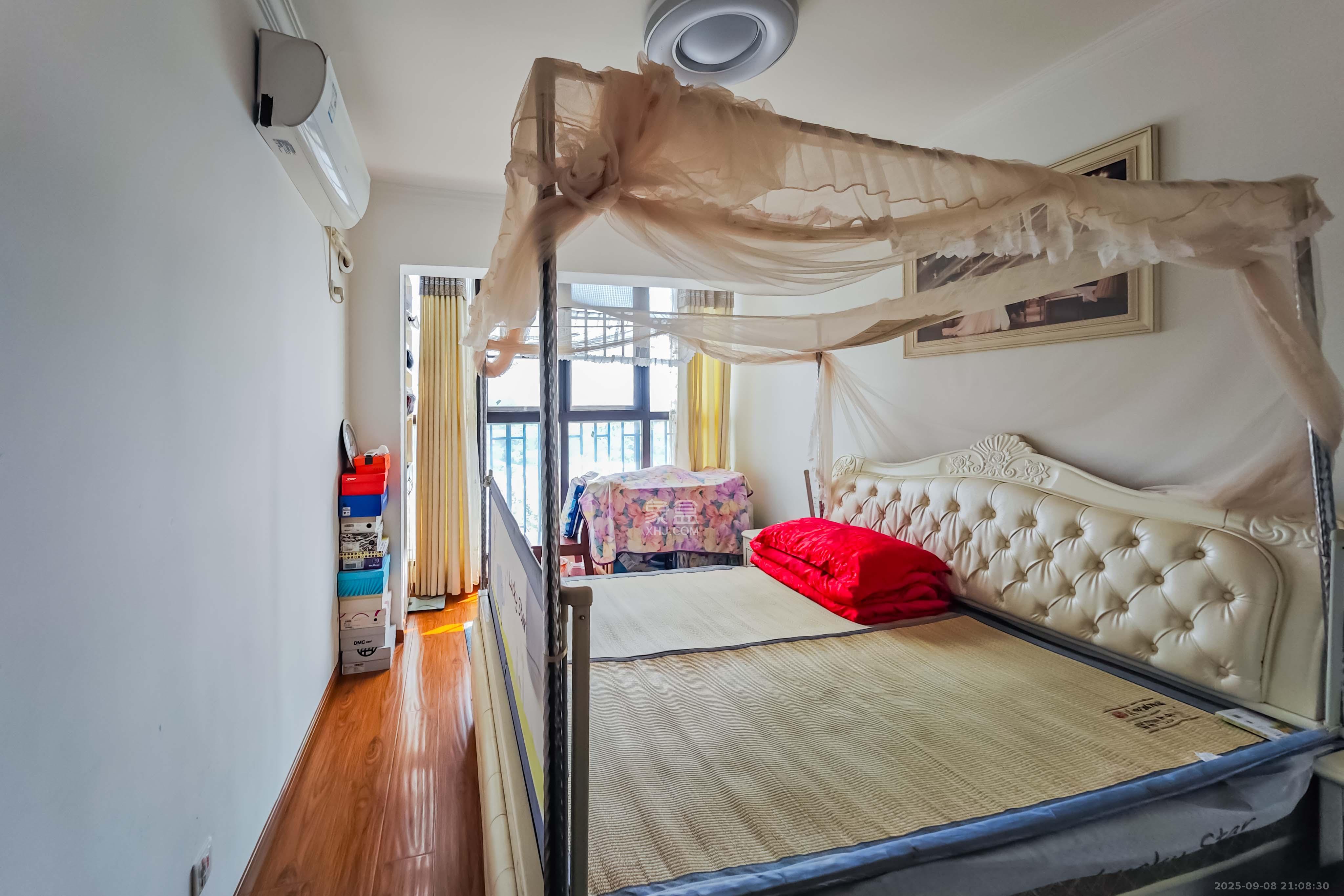 绿地之窗  3室2厅1卫    65.0万卧室