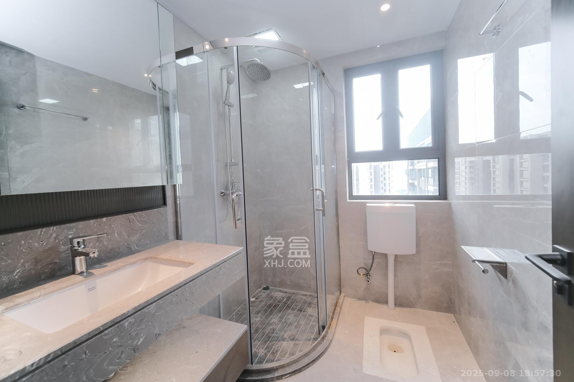 荣盛城  4室2厅2卫    95.0万卫生间