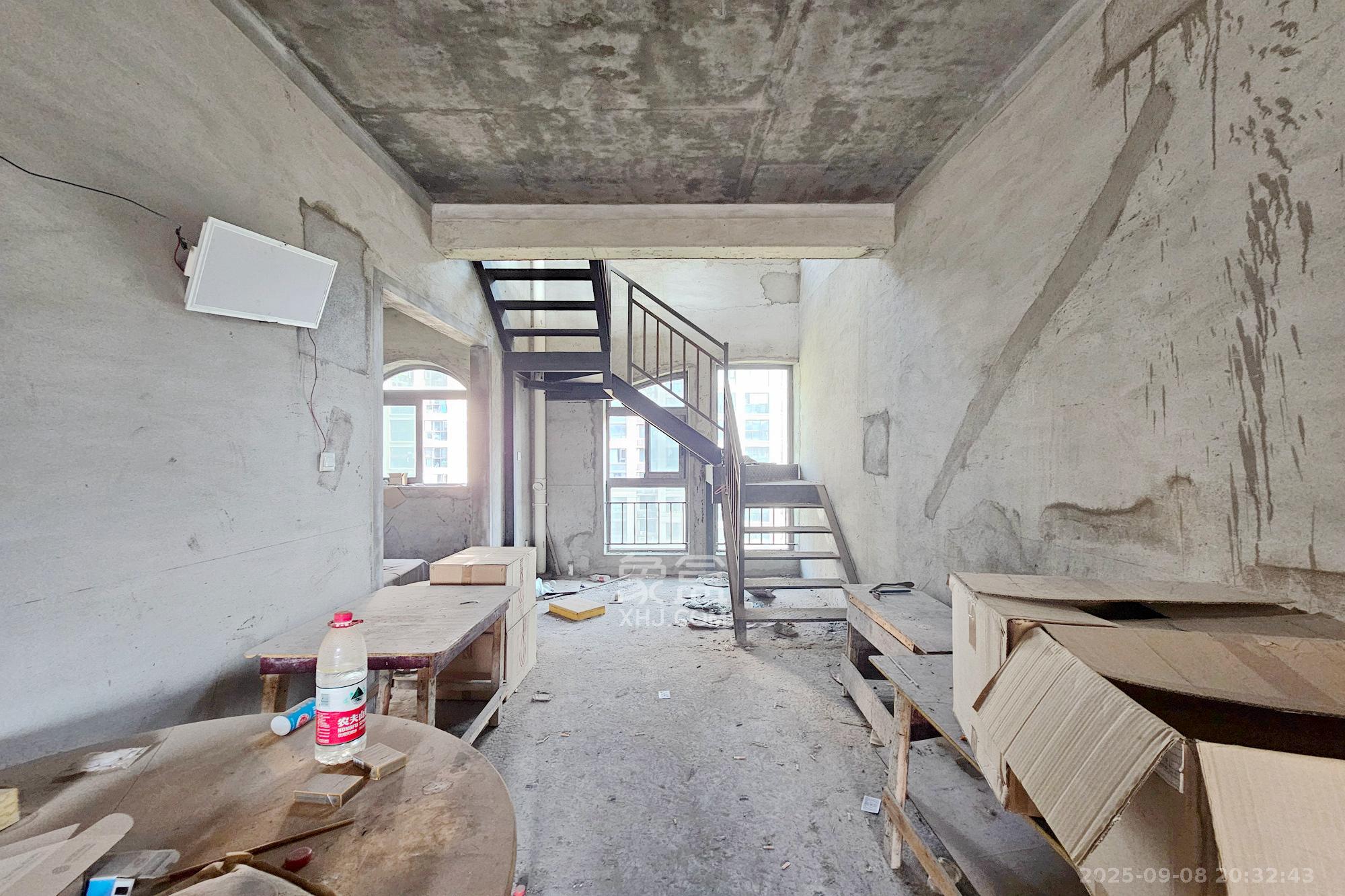 明昇壹城(明昇时代广场)一期 6室2厅4卫 408.00万 明昇壹城(明昇时代广场)一期 6室2厅4卫 408.00万客厅