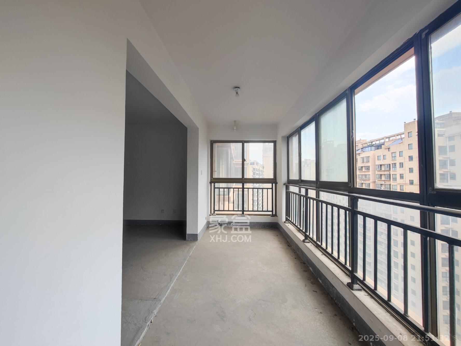 中天瑞景  4室2厅2卫    165.0万阳台