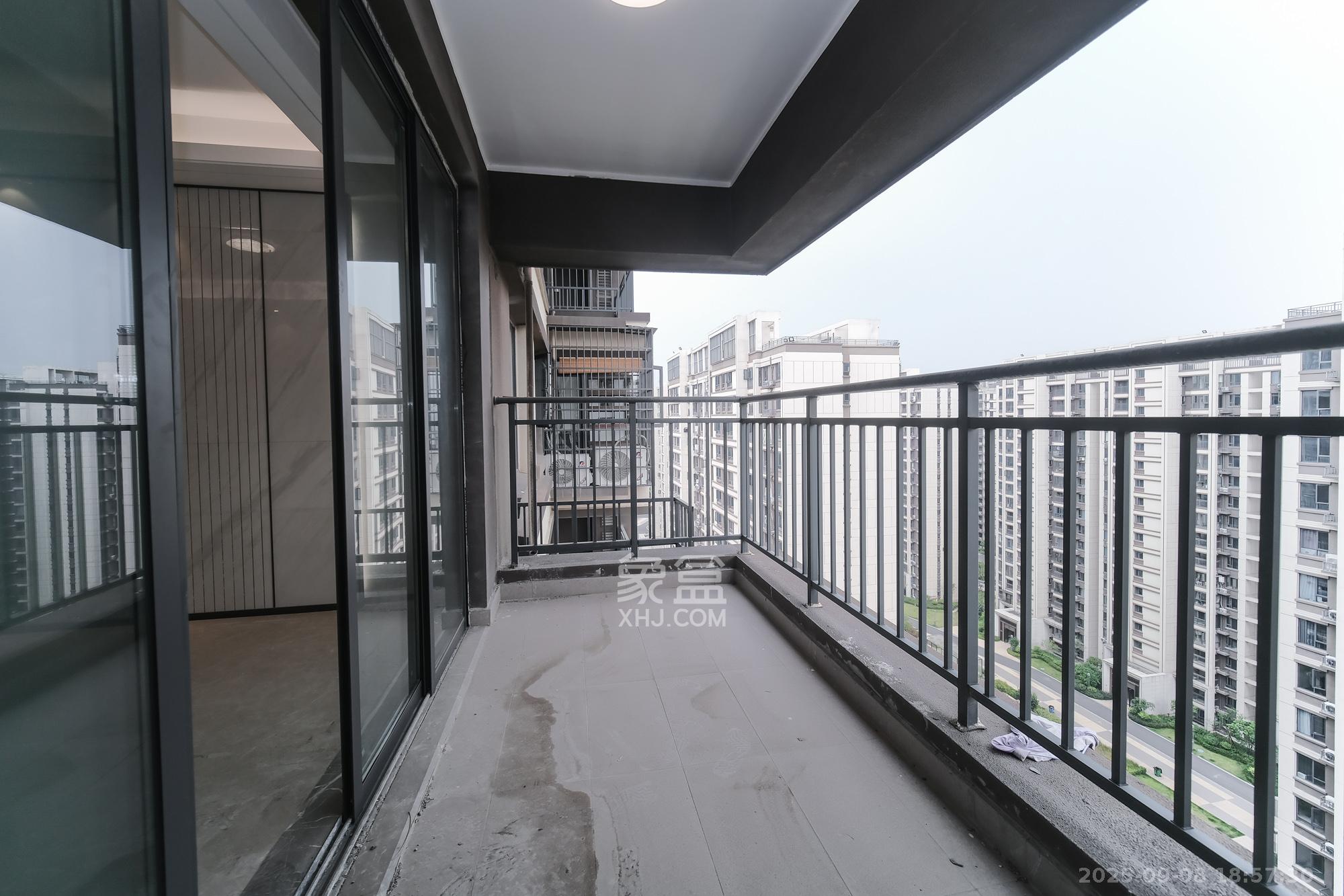 荣盛城  4室2厅2卫    95.0万阳台