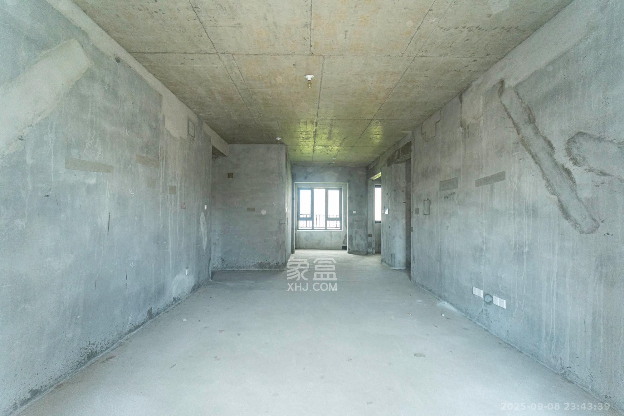 新城朗隽大都会  4室2厅2卫    77.0万客厅