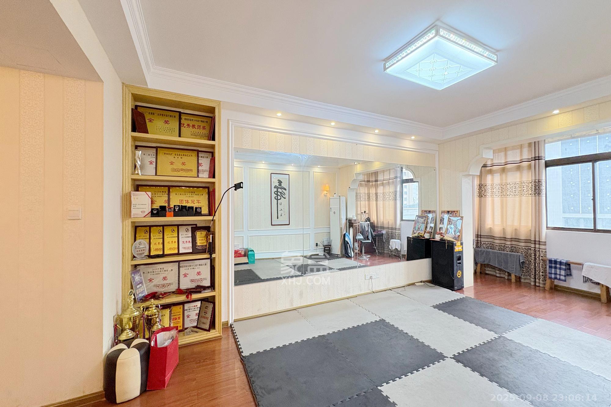 湖南省粮油食品进出口公司宿舍  3室2厅2卫    135.0万 湖南省粮油食品进出口公司宿舍  3室2厅2卫    135.0万客厅