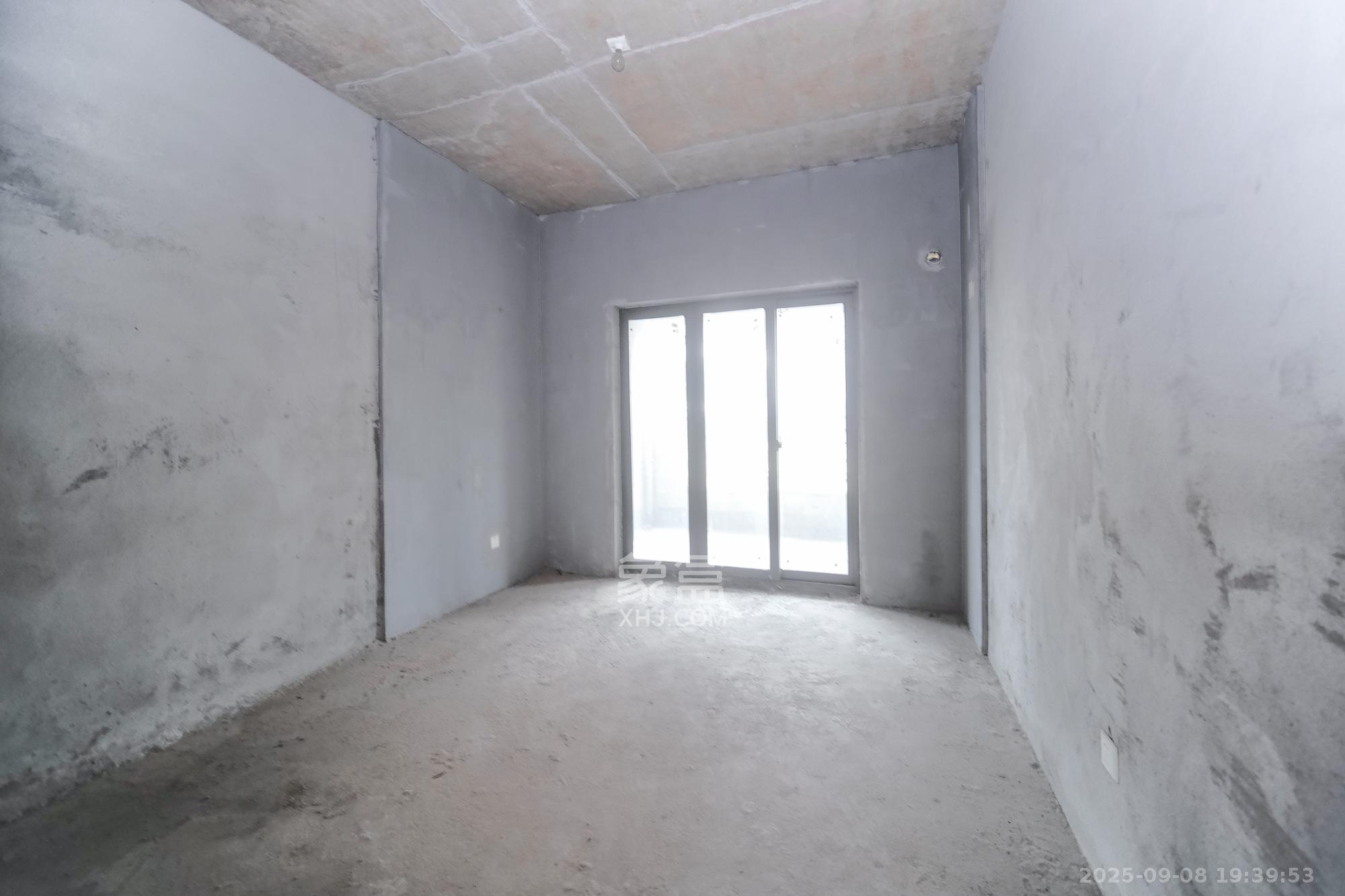 艾美潇湘  3室2厅1卫    98.0万卧室