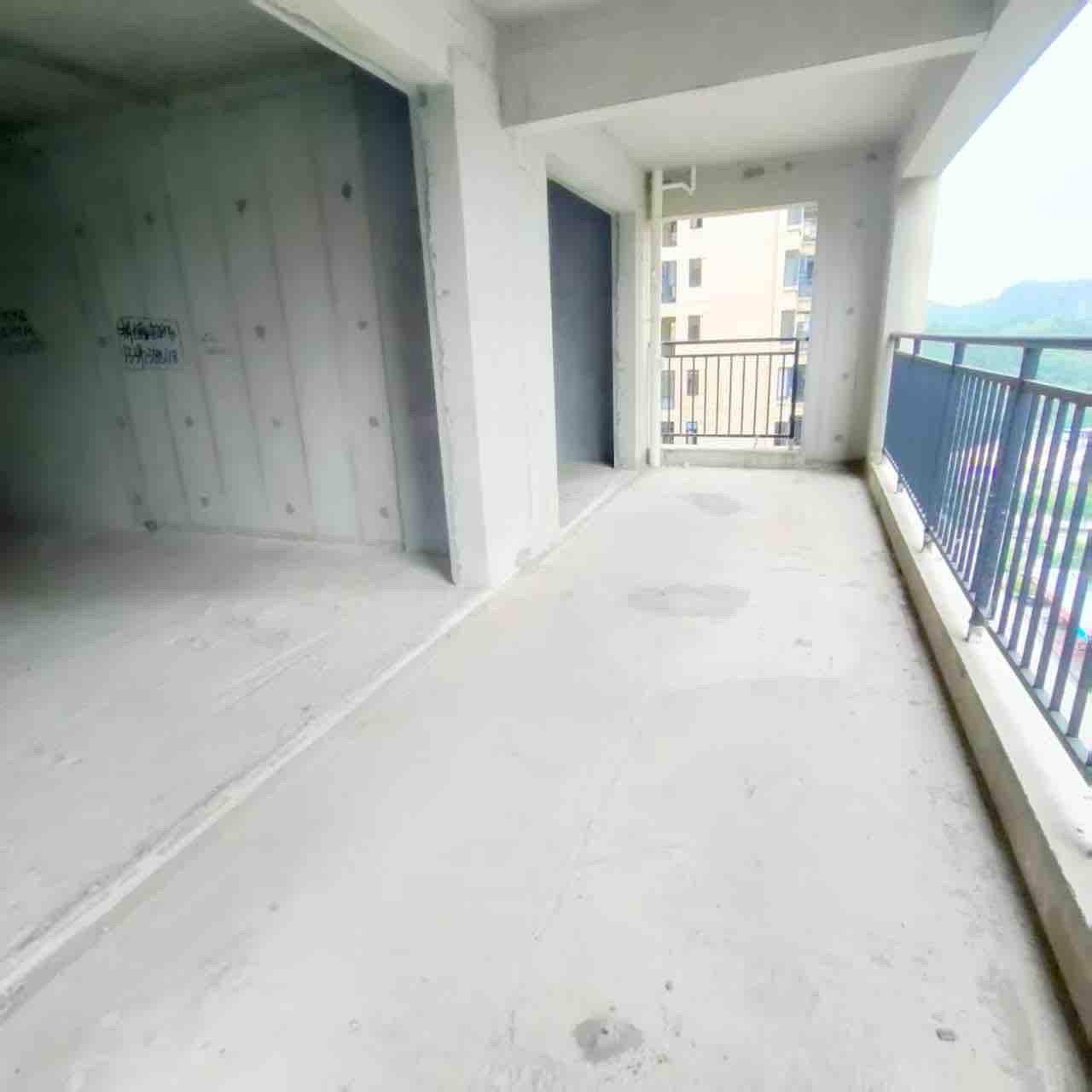 吉大汉学仕府 3室2厅2卫 88.0万 吉大汉学仕府 3室2厅2卫 88.0万阳台