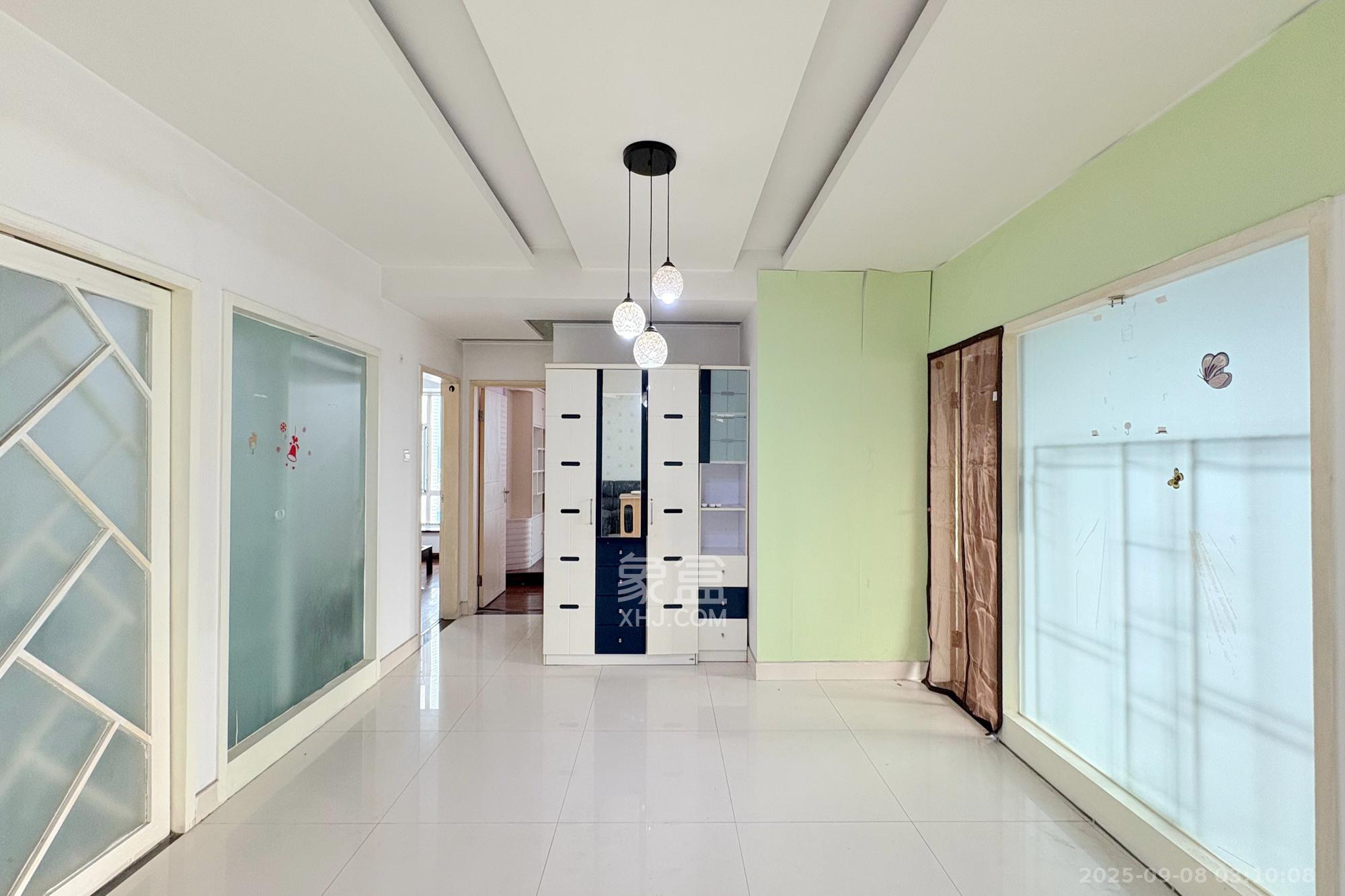 王府花园  4室2厅2卫    178.0万客厅