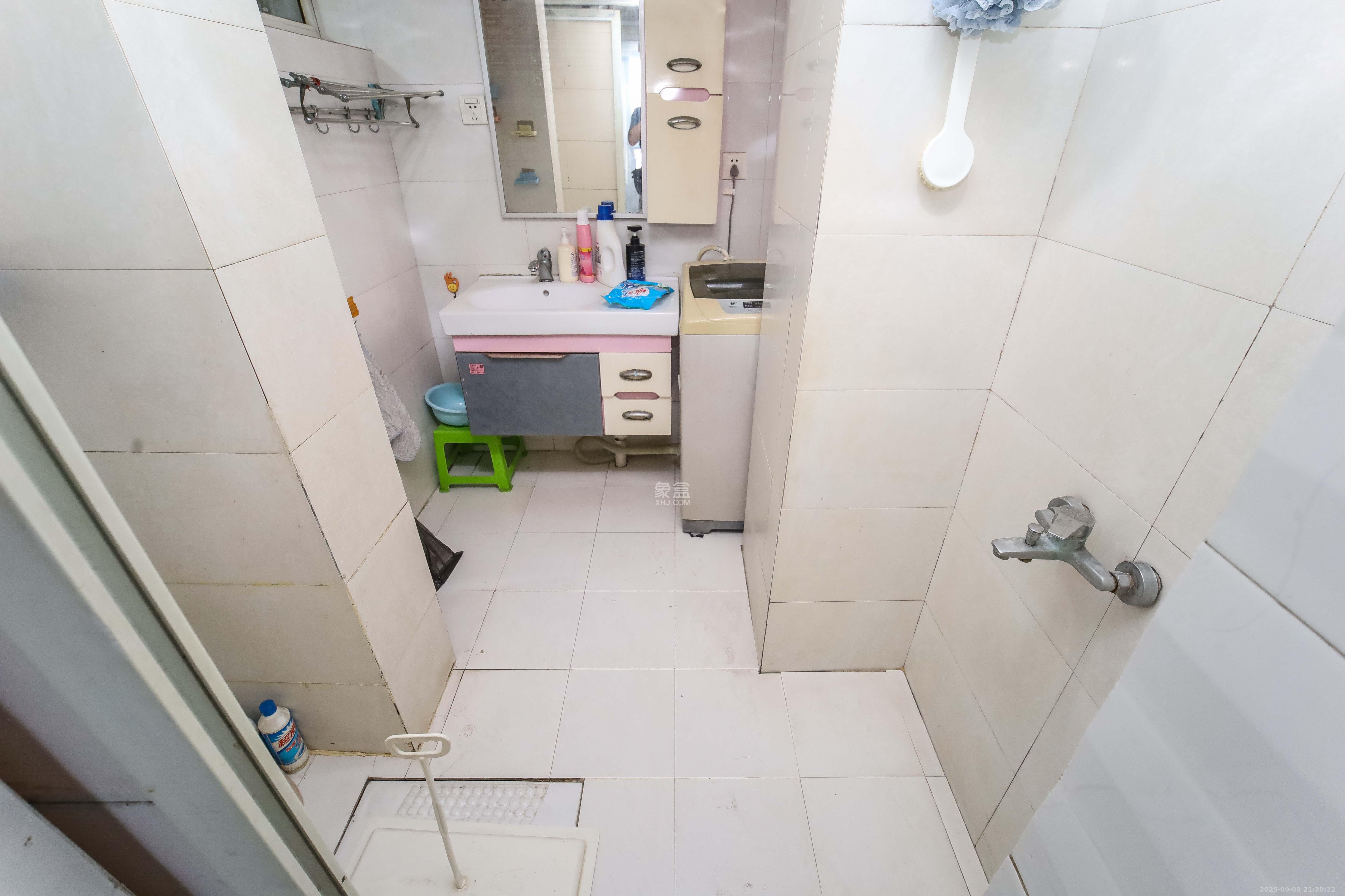 山水华景  3室2厅1卫    68.0万 山水华景  3室2厅1卫    68.0万卫生间