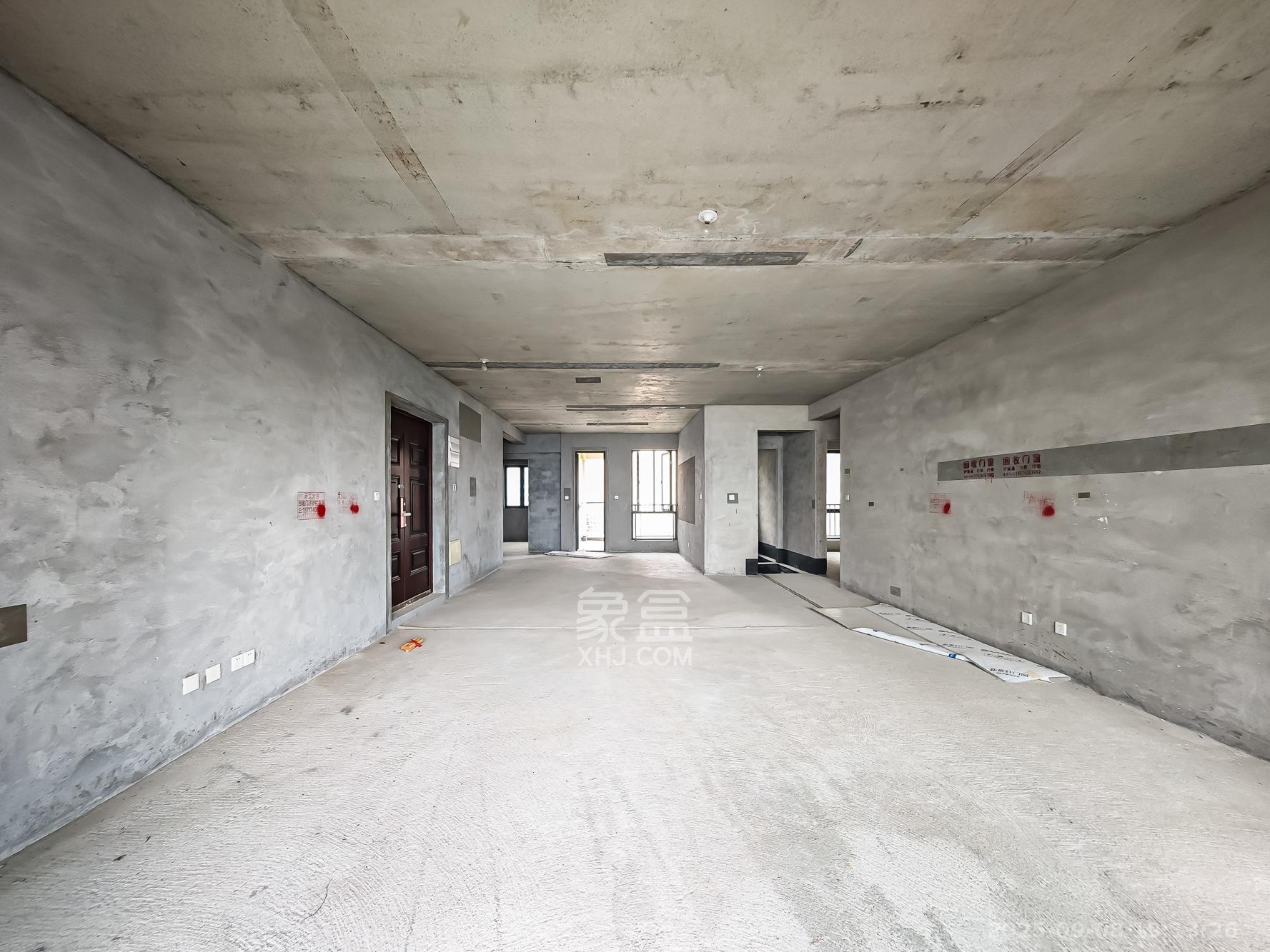 地铁中建江山玖樾  4室2厅2卫    325.0万客厅