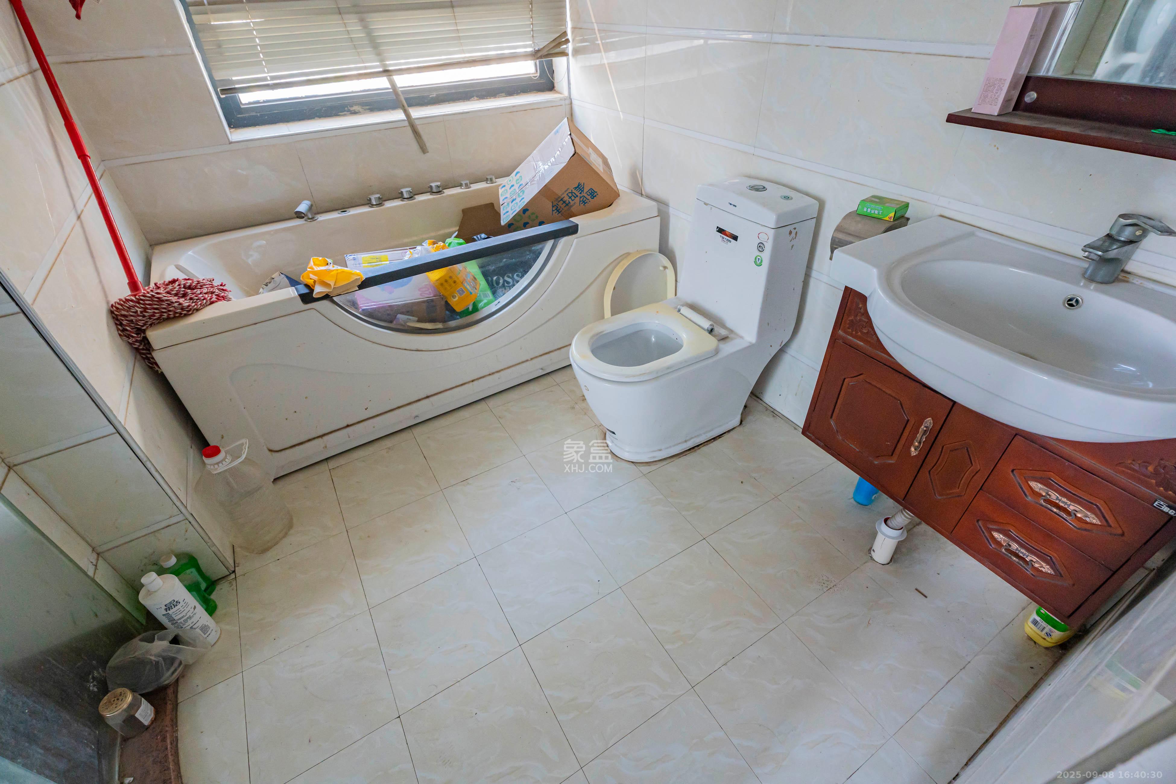 藏珑湖上国际花园 4室2厅2卫 218.0万 藏珑湖上国际花园 4室2厅2卫 218.0万卫生间