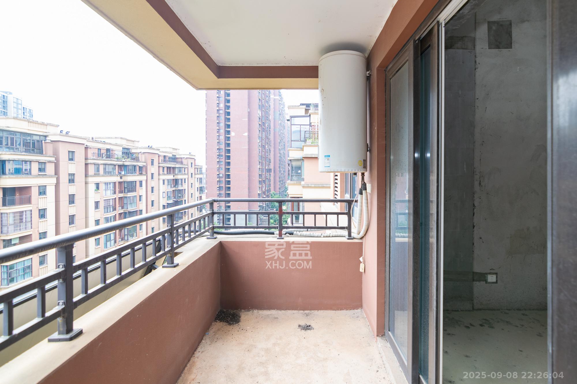 新城国际花都  4室2厅2卫    120.0万阳台