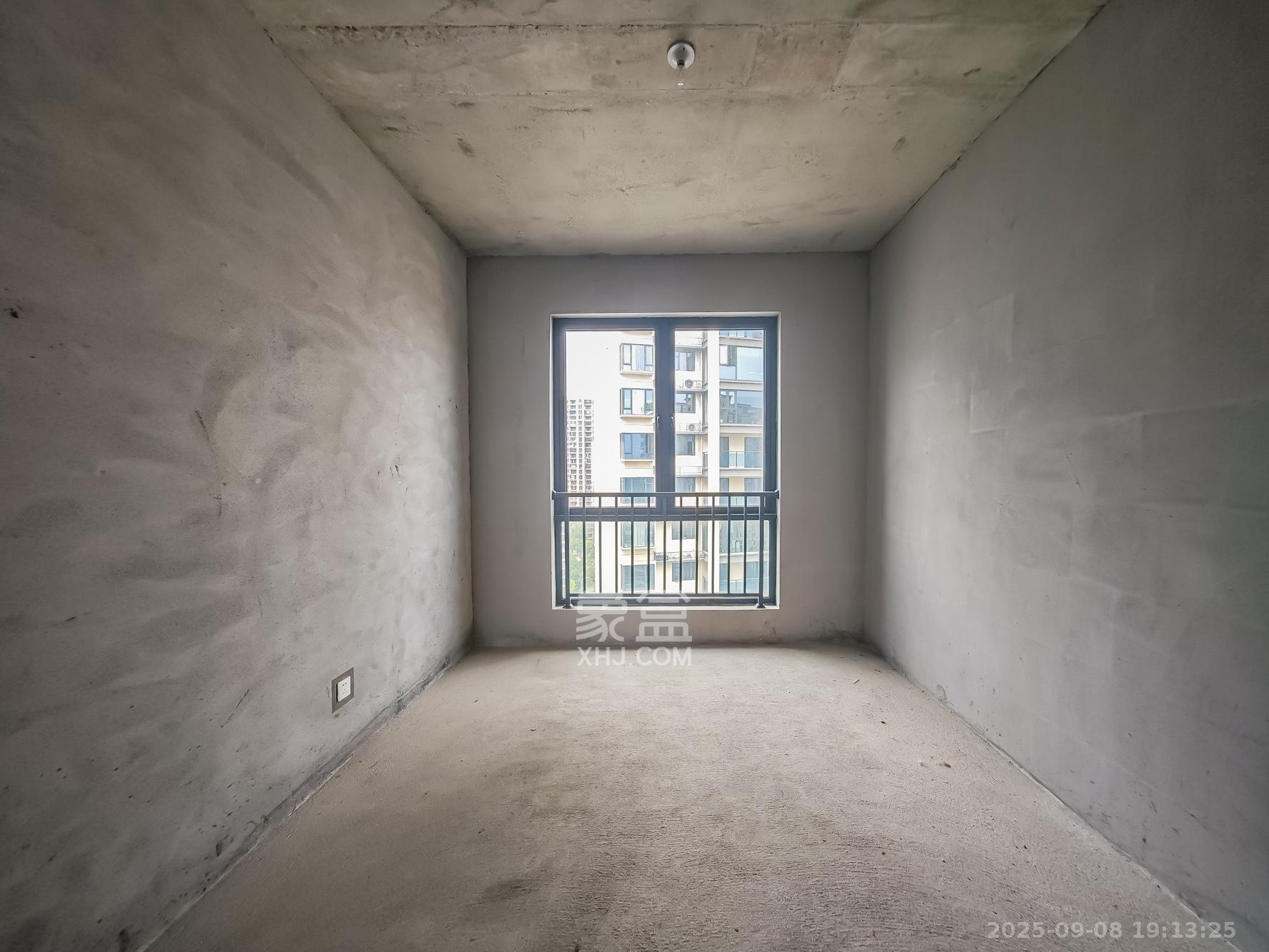 地铁中建江山玖樾  4室2厅2卫    325.0万卧室