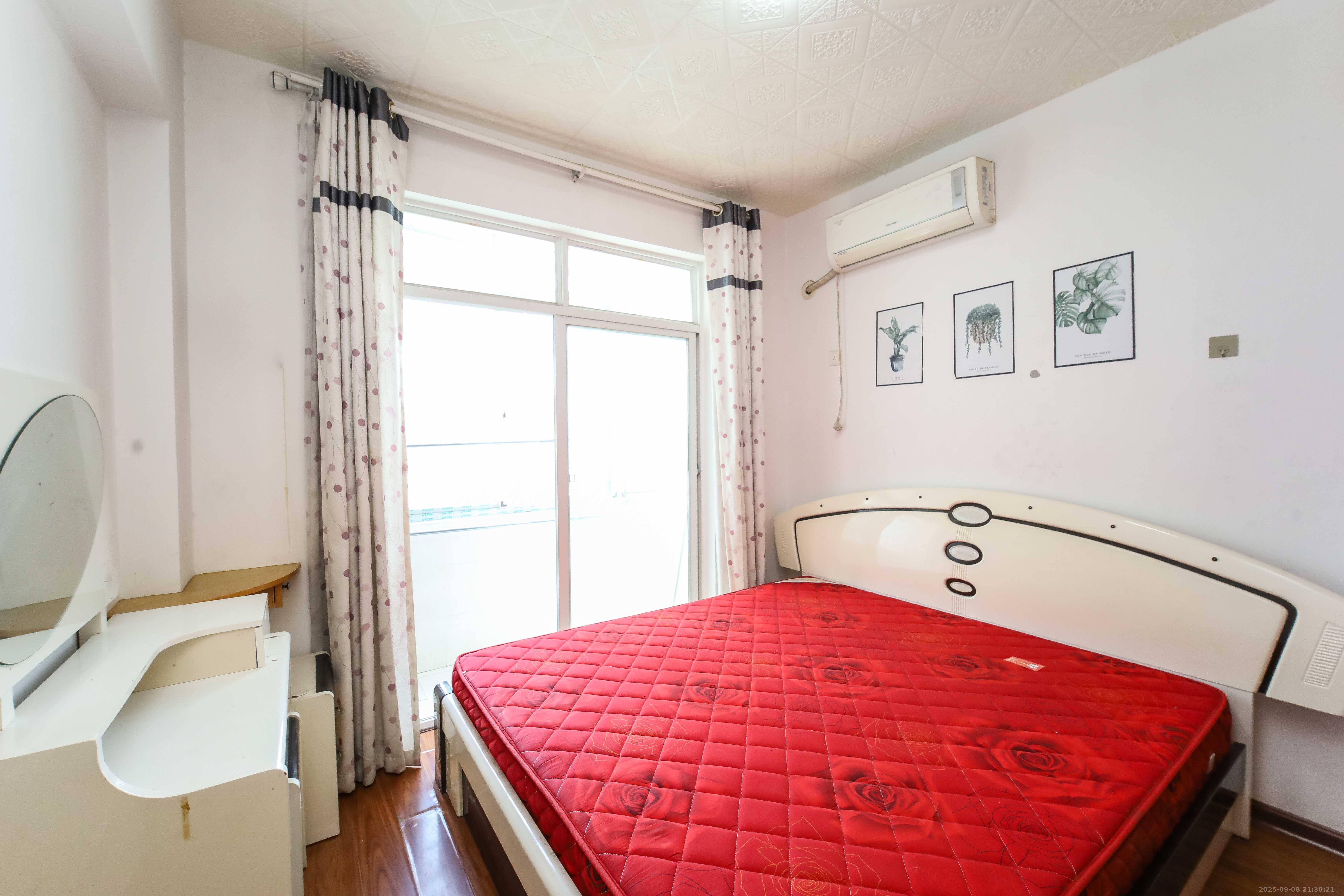 山水华景  3室2厅1卫    68.0万 山水华景  3室2厅1卫    68.0万卧室