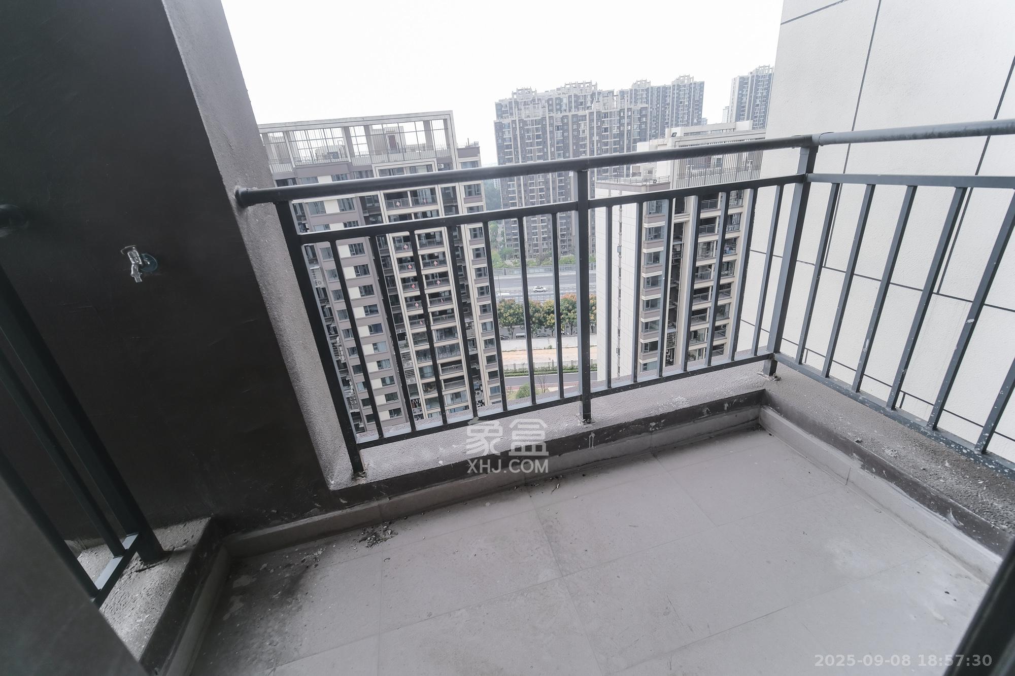 荣盛城  4室2厅2卫    95.0万阳台