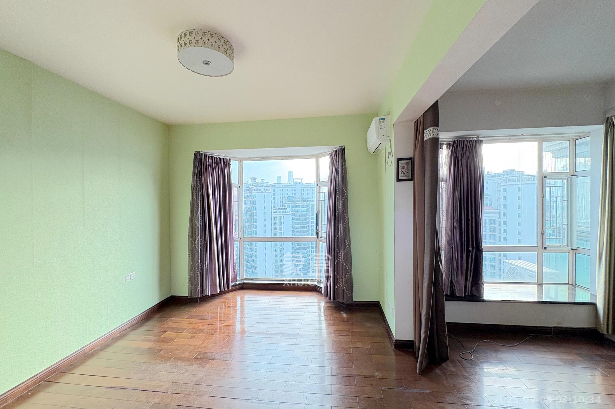 王府花园  4室2厅2卫    178.0万卧室