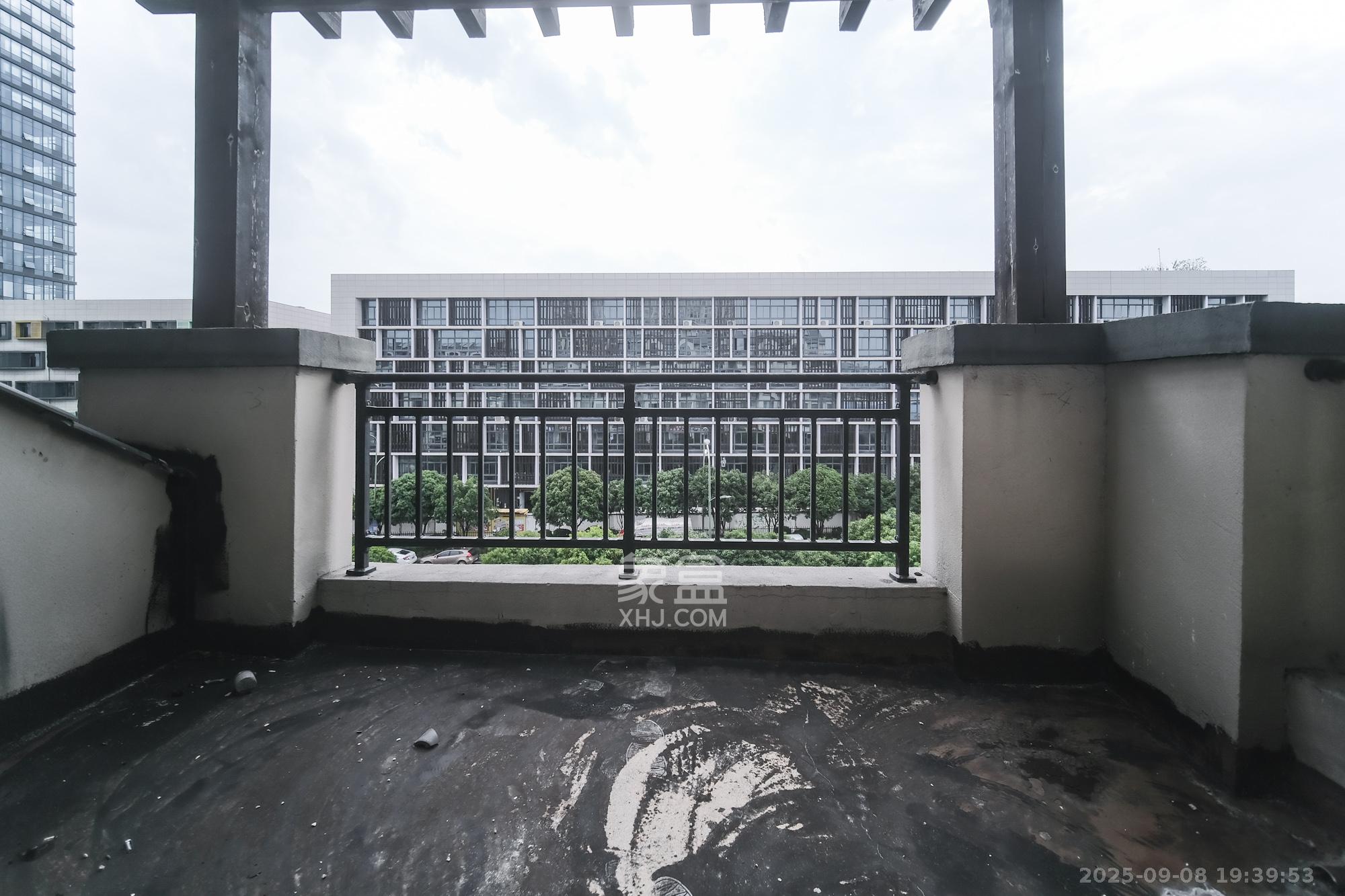 艾美潇湘  3室2厅1卫    98.0万阳台