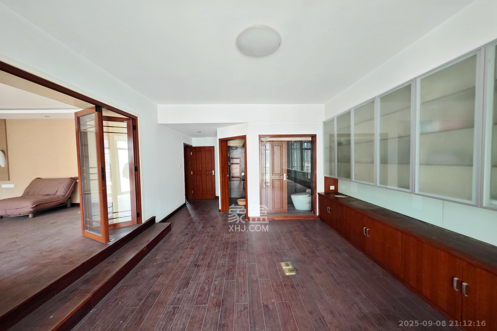 美林景园  6室2厅3卫    170.0万卧室