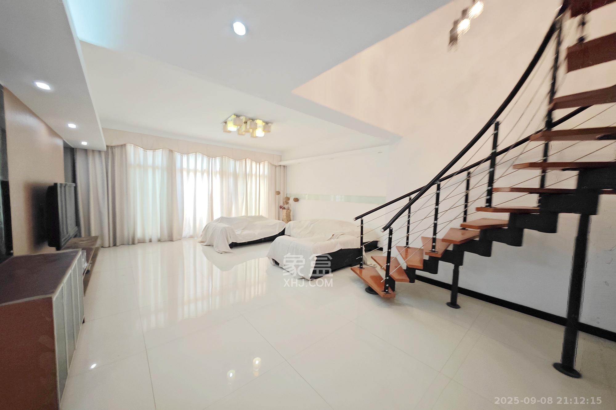 美林景园  6室2厅3卫    170.0万 美林景园  6室2厅3卫    170.0万客厅