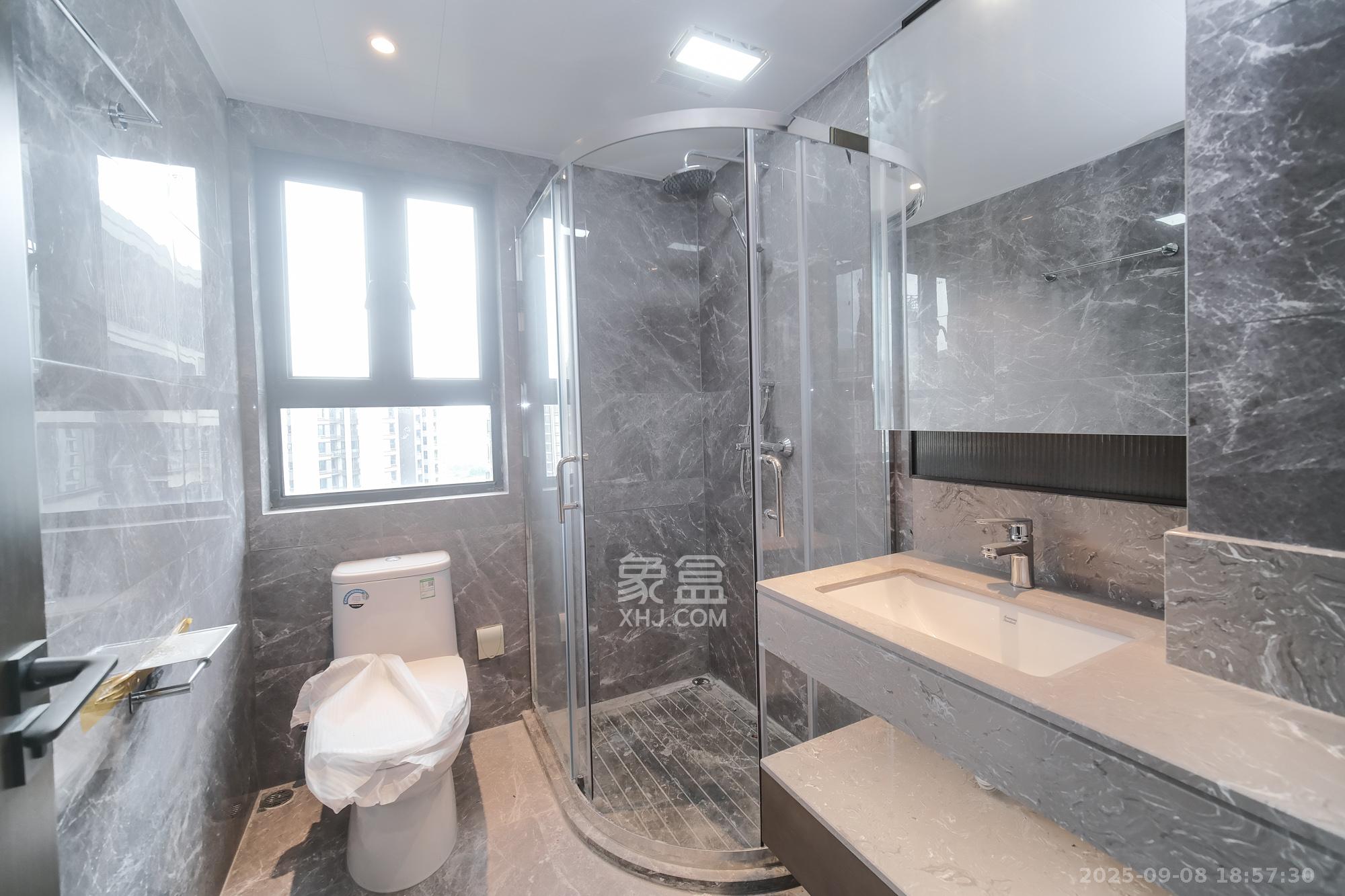 荣盛城  4室2厅2卫    95.0万卫生间