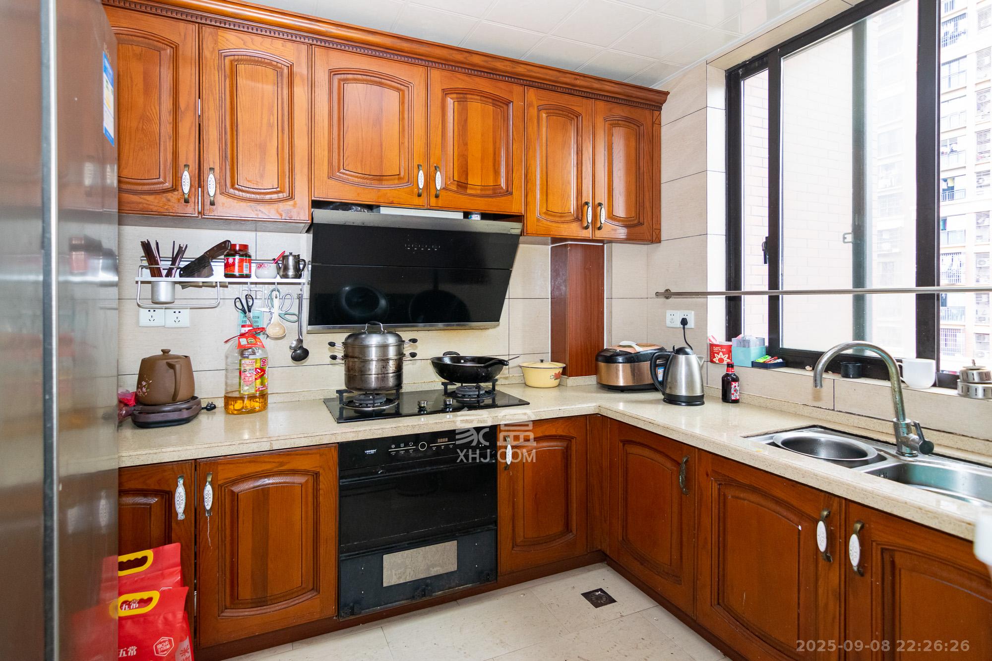 新城国际花都  3室2厅2卫    65.0万厨房