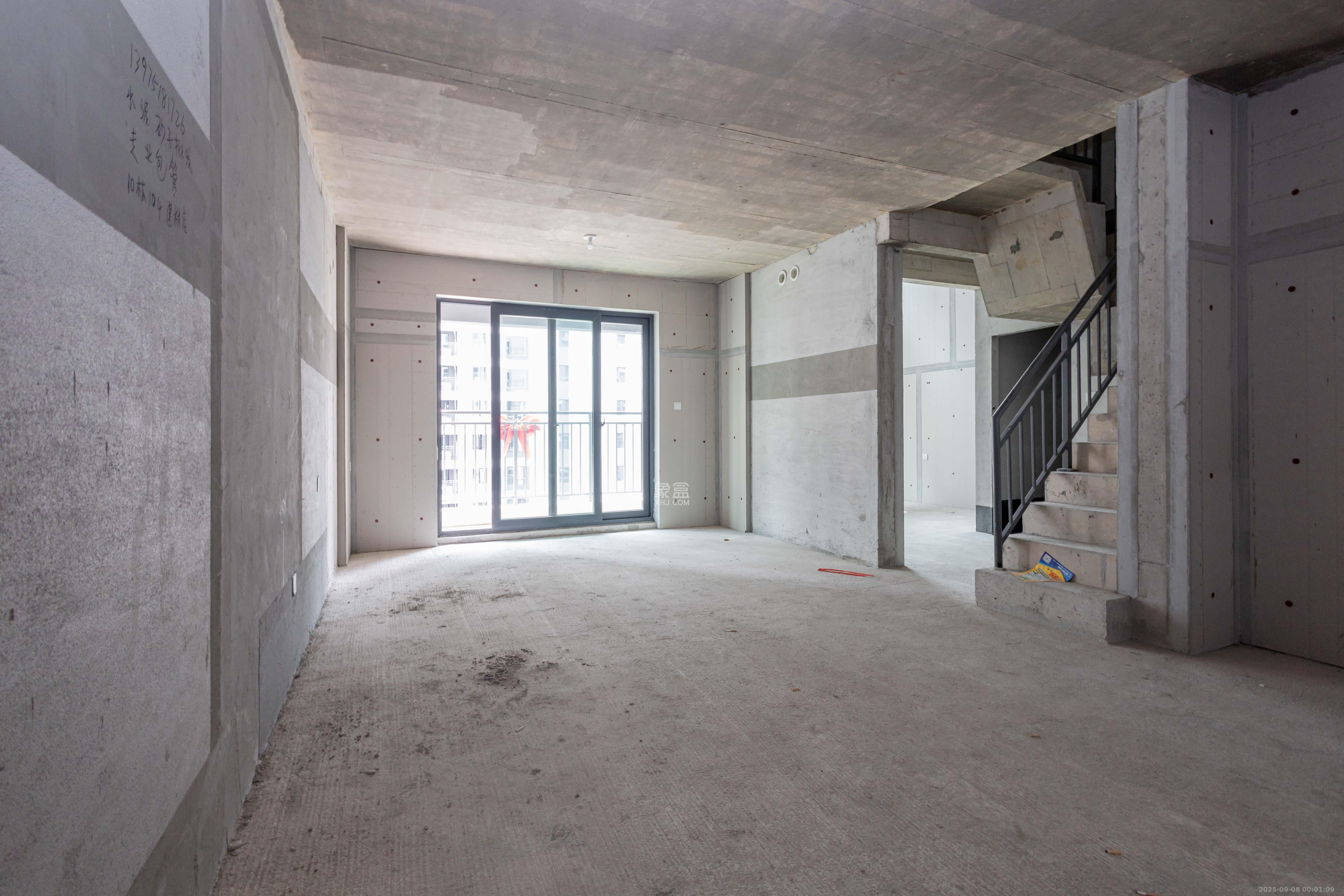 中建桃李九章  4室2厅3卫    186.0万 中建桃李九章  4室2厅3卫    186.0万客厅