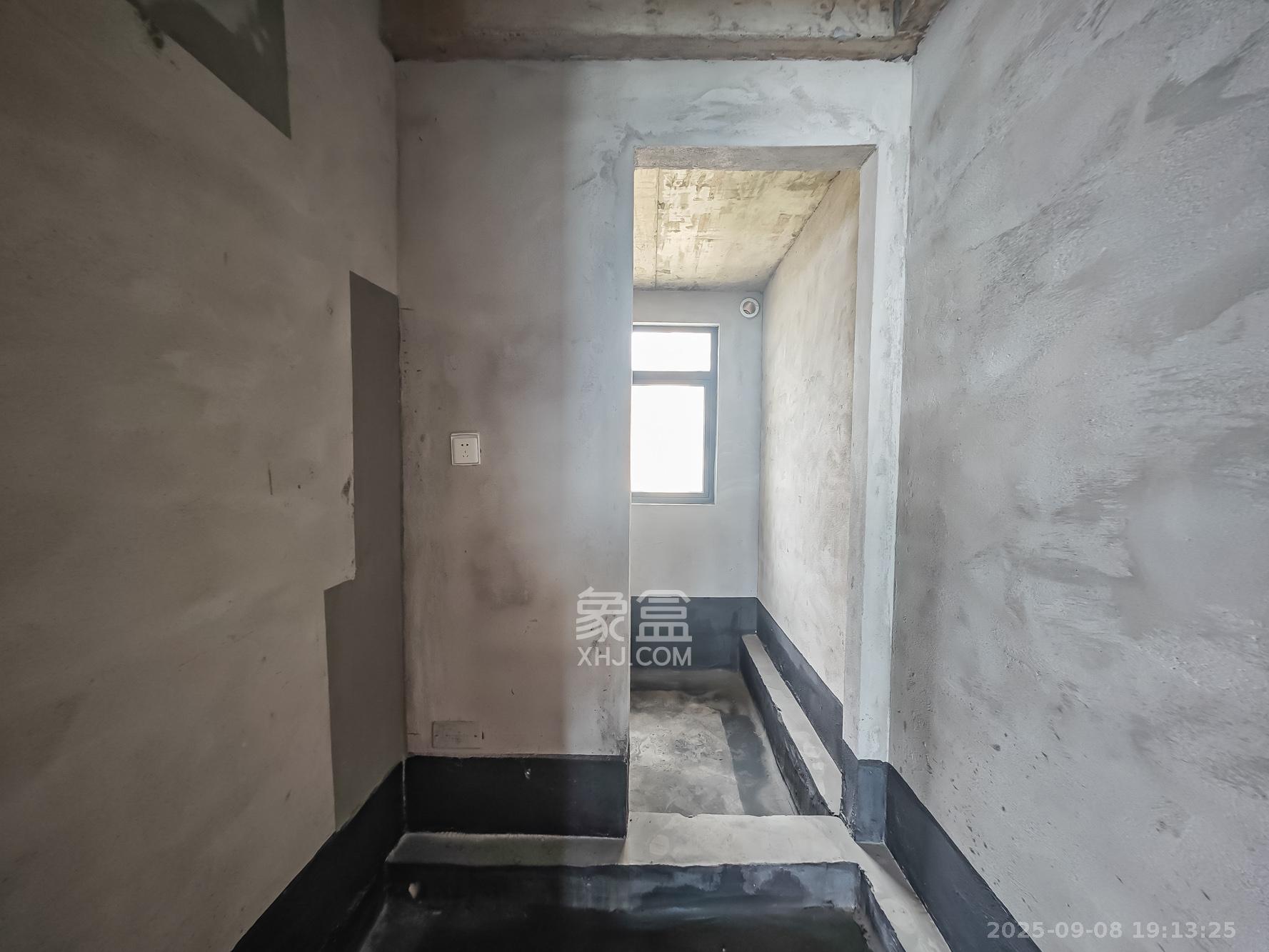 地铁中建江山玖樾  4室2厅2卫    325.0万卫生间