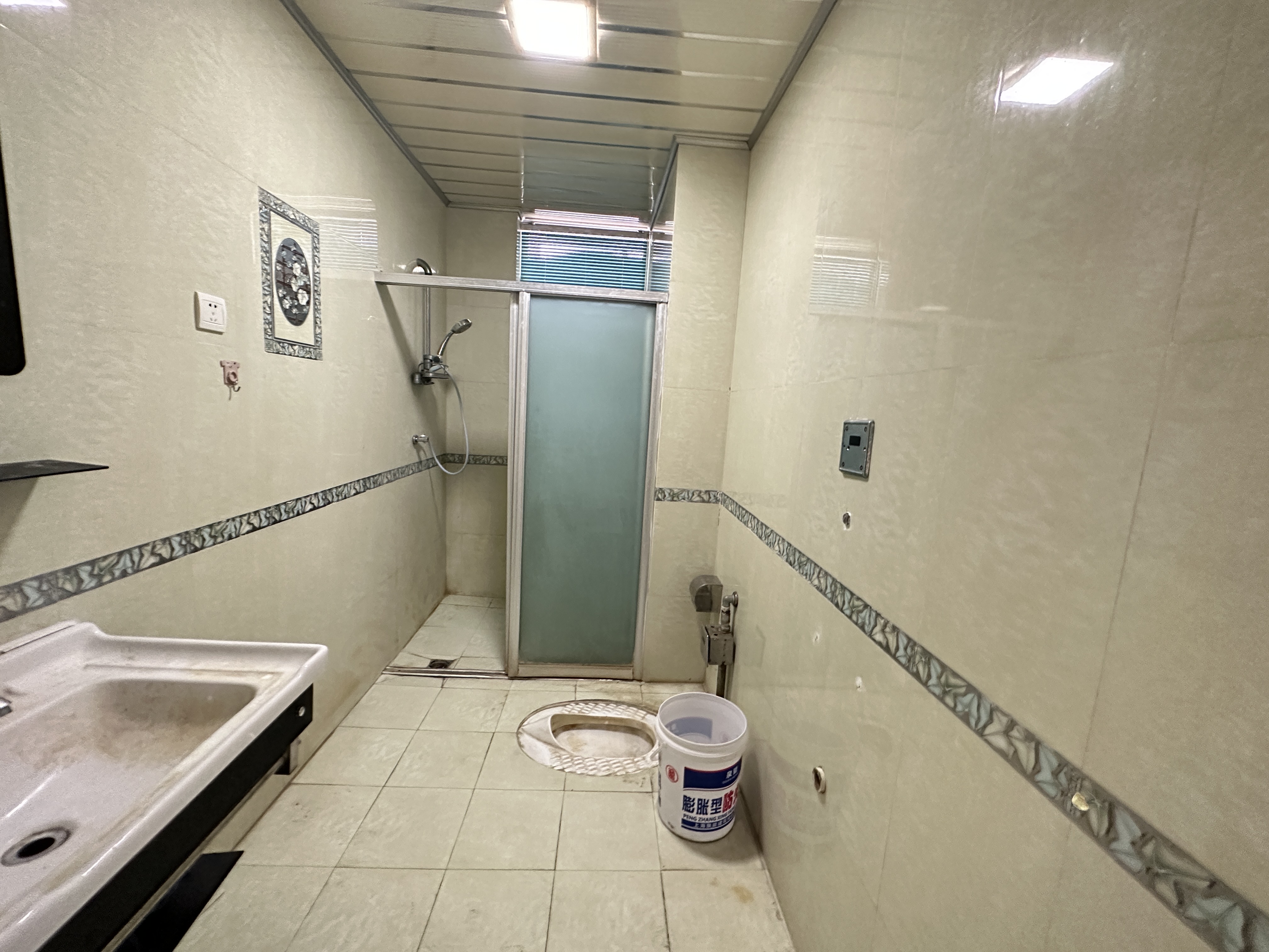 警苑 4室2厅2卫 4200.0元/月 警苑 4室2厅2卫 4200.0元/月室内图