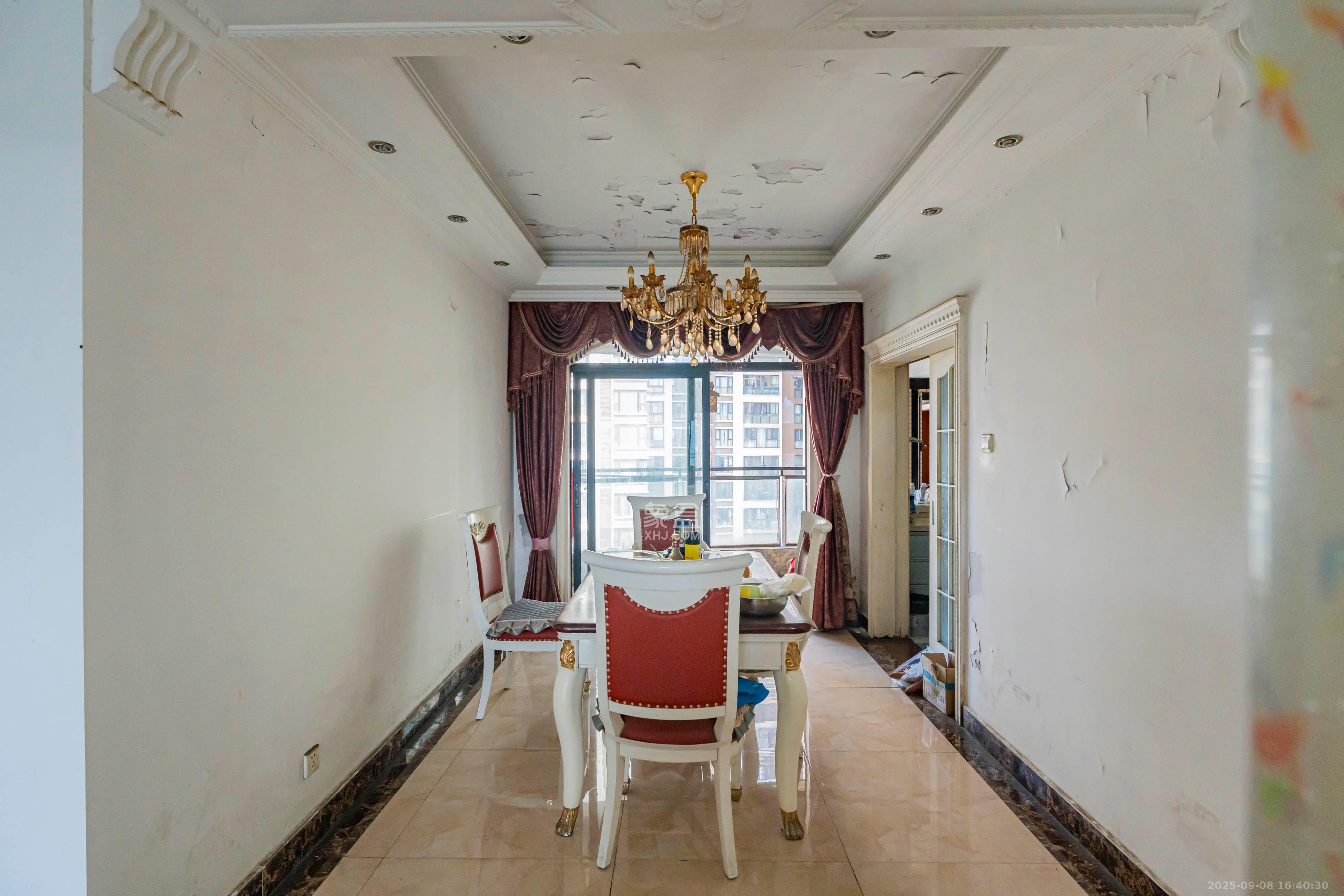 藏珑湖上国际花园 4室2厅2卫 218.0万 藏珑湖上国际花园 4室2厅2卫 218.0万客厅