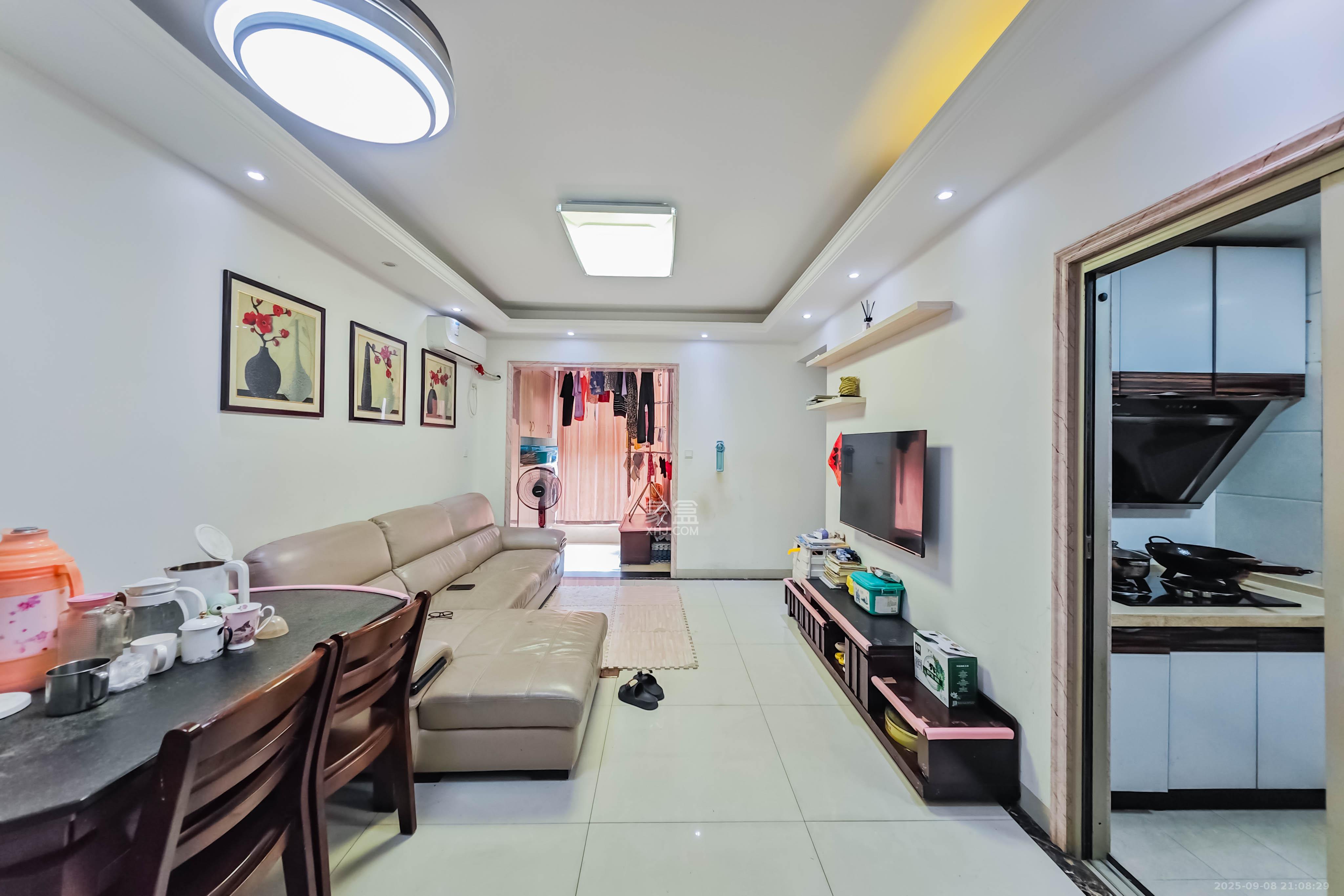 绿地之窗  3室2厅1卫    65.0万客厅