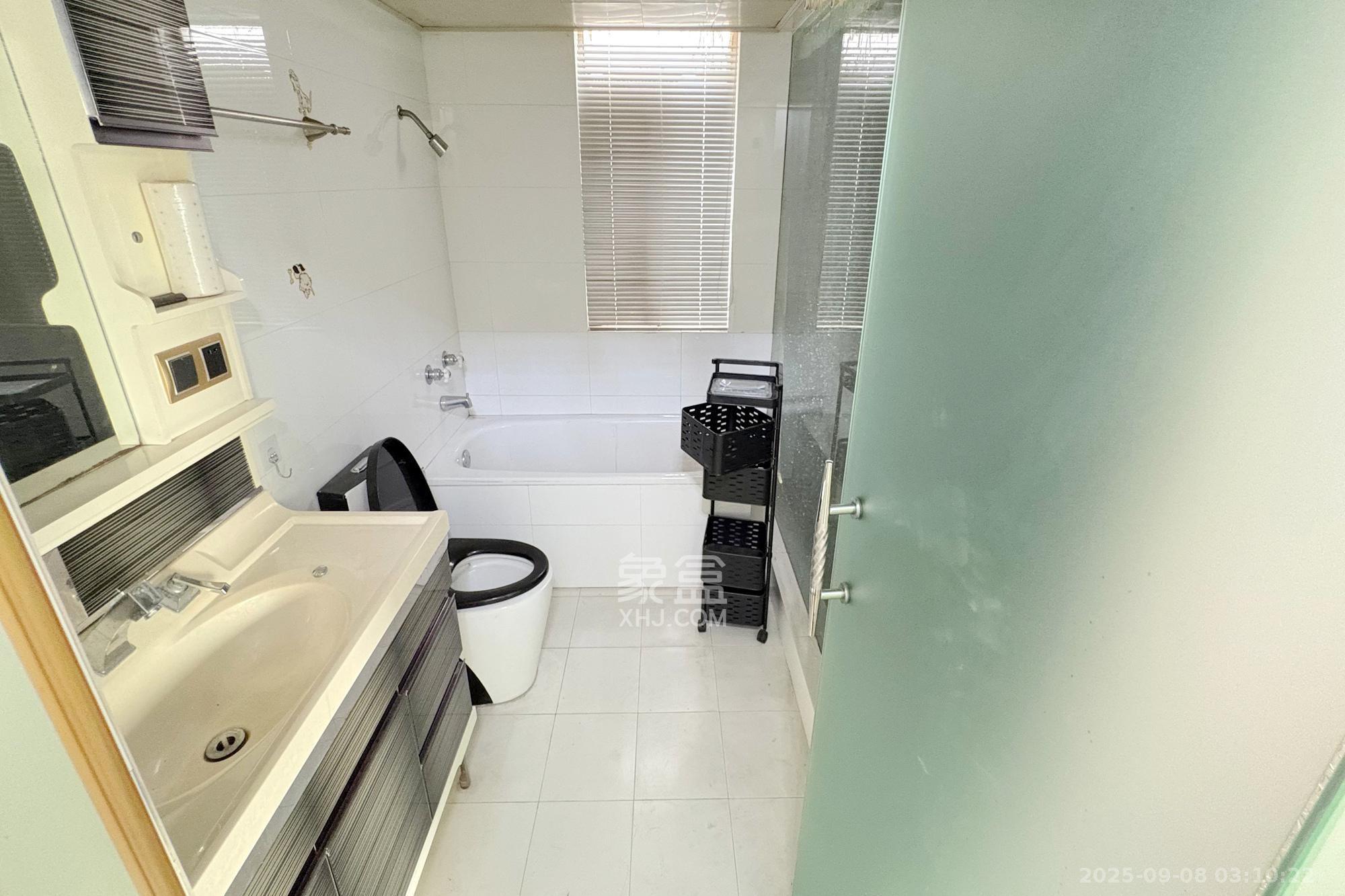 王府花园  4室2厅2卫    178.0万卫生间