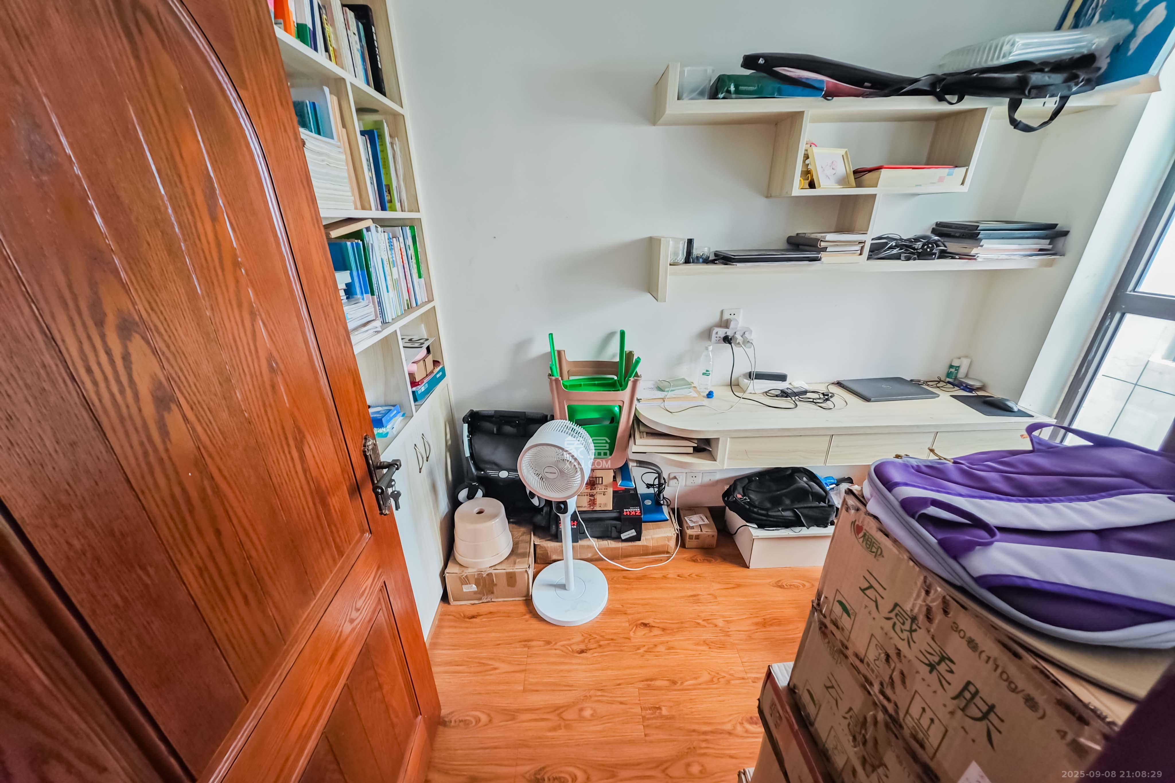 绿地之窗  3室2厅1卫    65.0万卧室