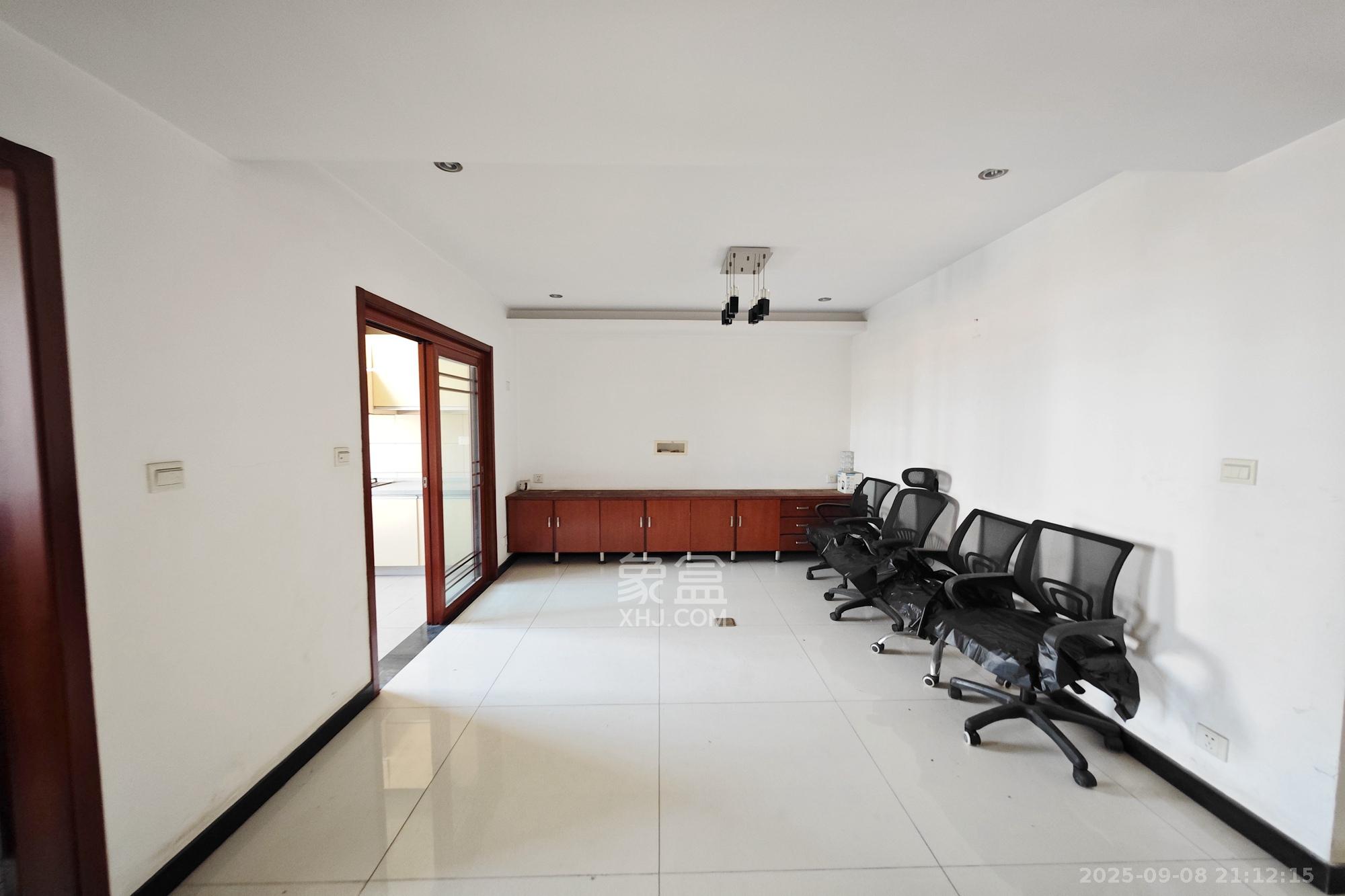 美林景园  6室2厅3卫    170.0万客厅