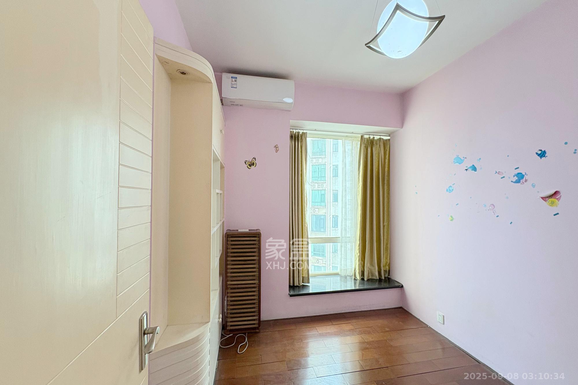 王府花园  4室2厅2卫    178.0万卧室