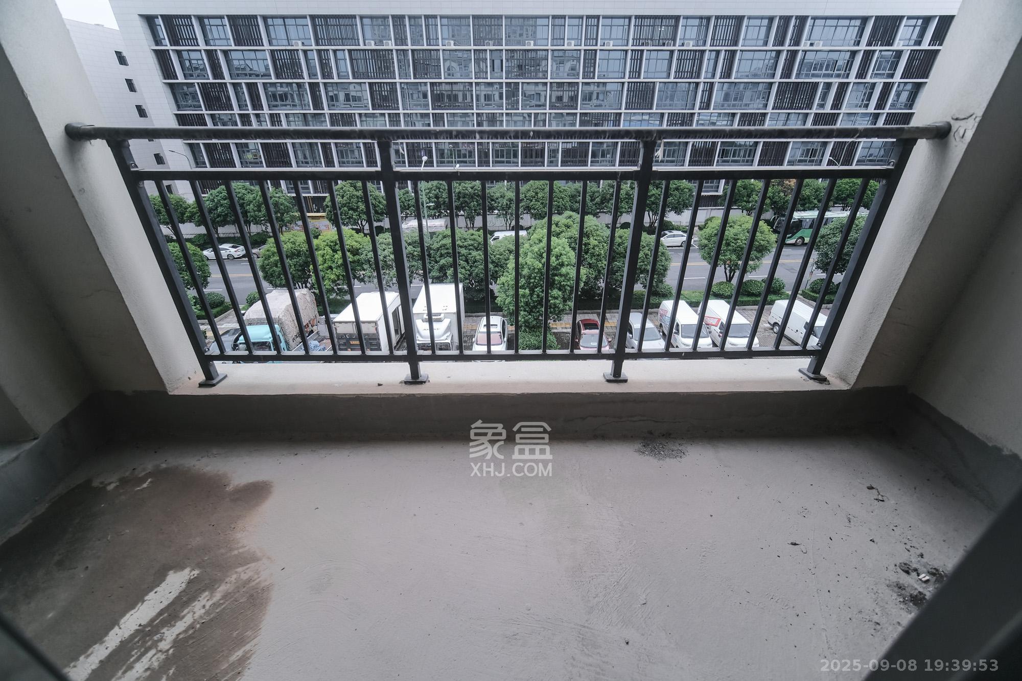 艾美潇湘  3室2厅1卫    98.0万阳台