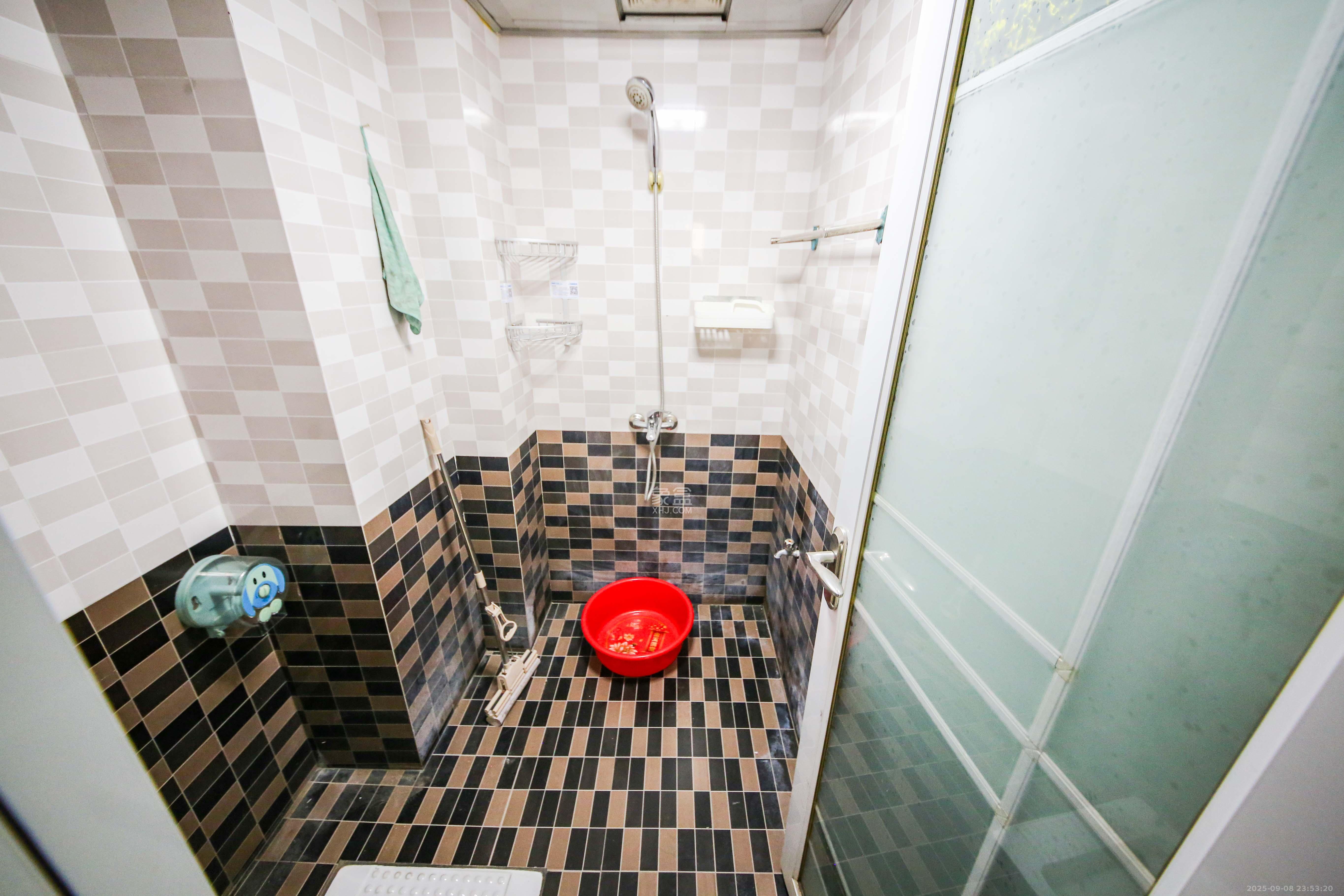 满庭芳小区  1室1厅1卫    50.4万卫生间