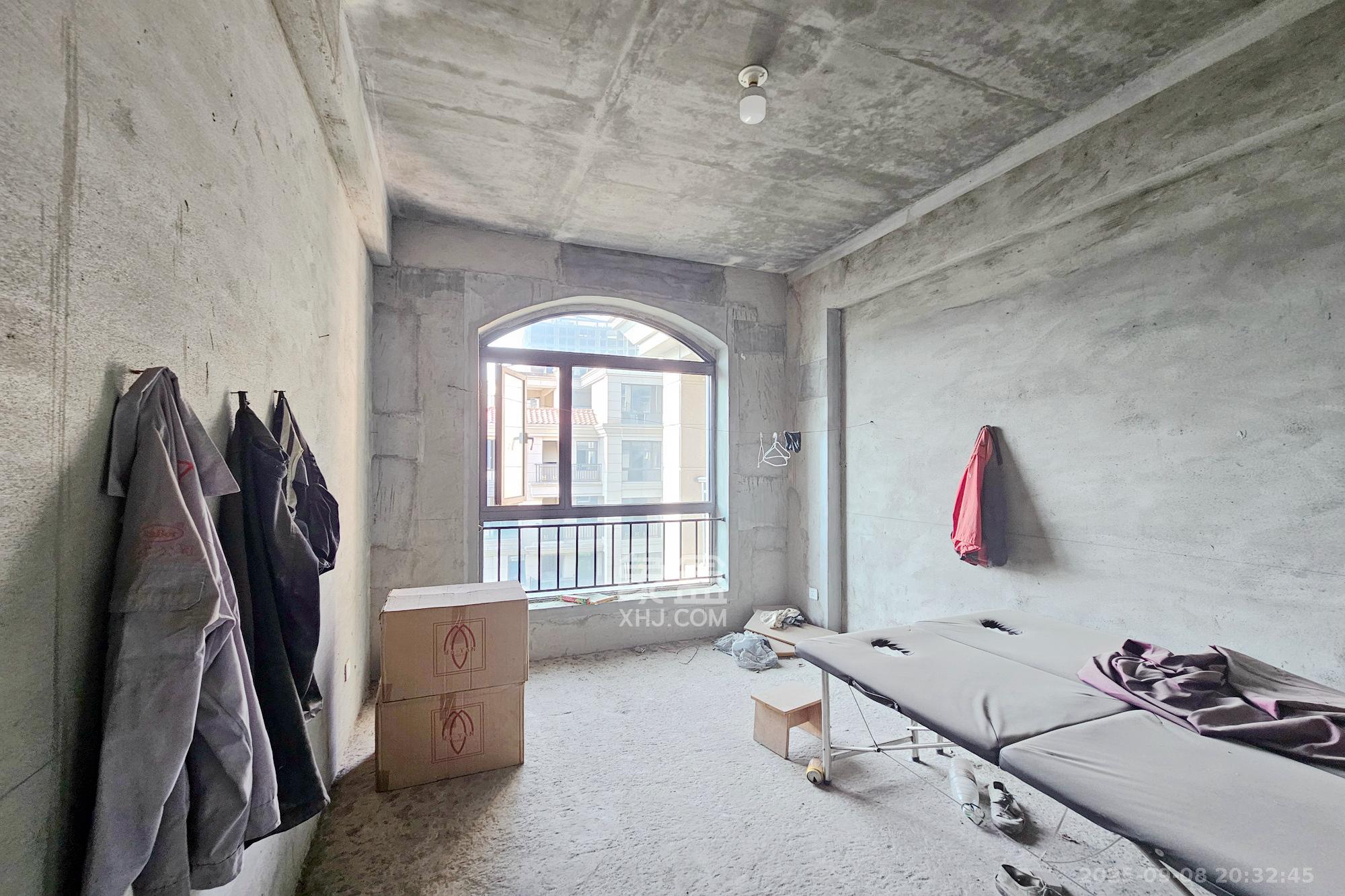 明昇壹城(明昇时代广场)一期 6室2厅4卫 408.00万 明昇壹城(明昇时代广场)一期 6室2厅4卫 408.00万卧室