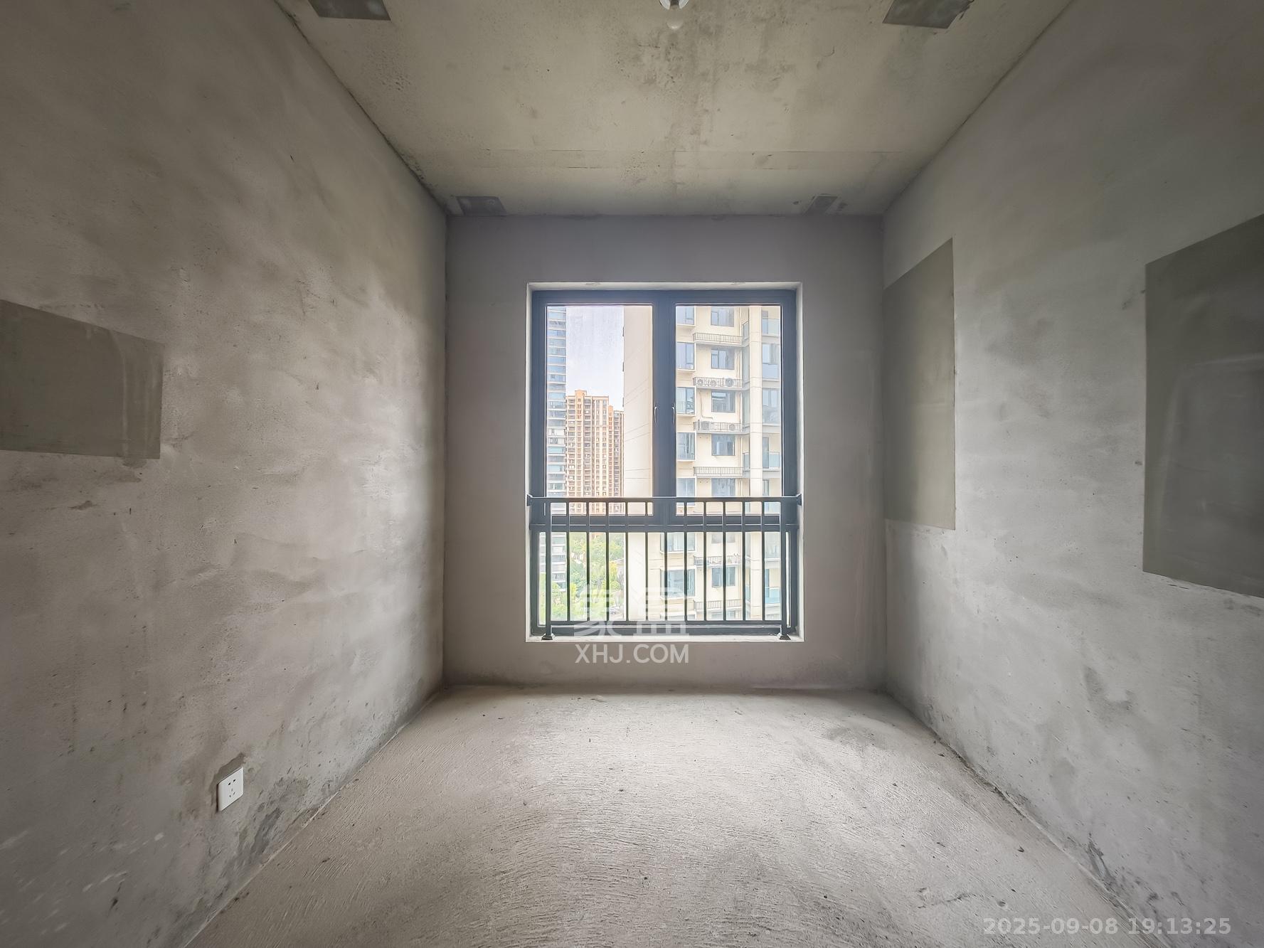 地铁中建江山玖樾  4室2厅2卫    325.0万卧室