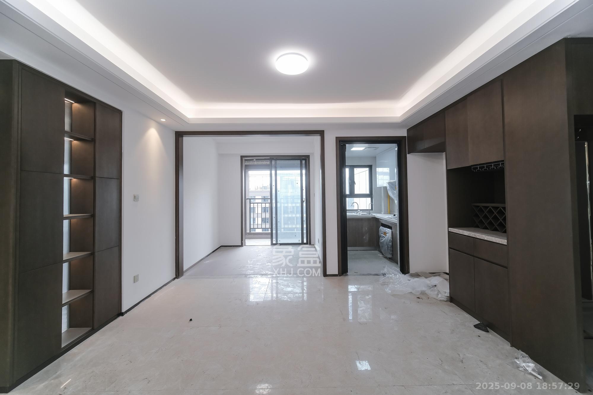 荣盛城  4室2厅2卫    95.0万客厅