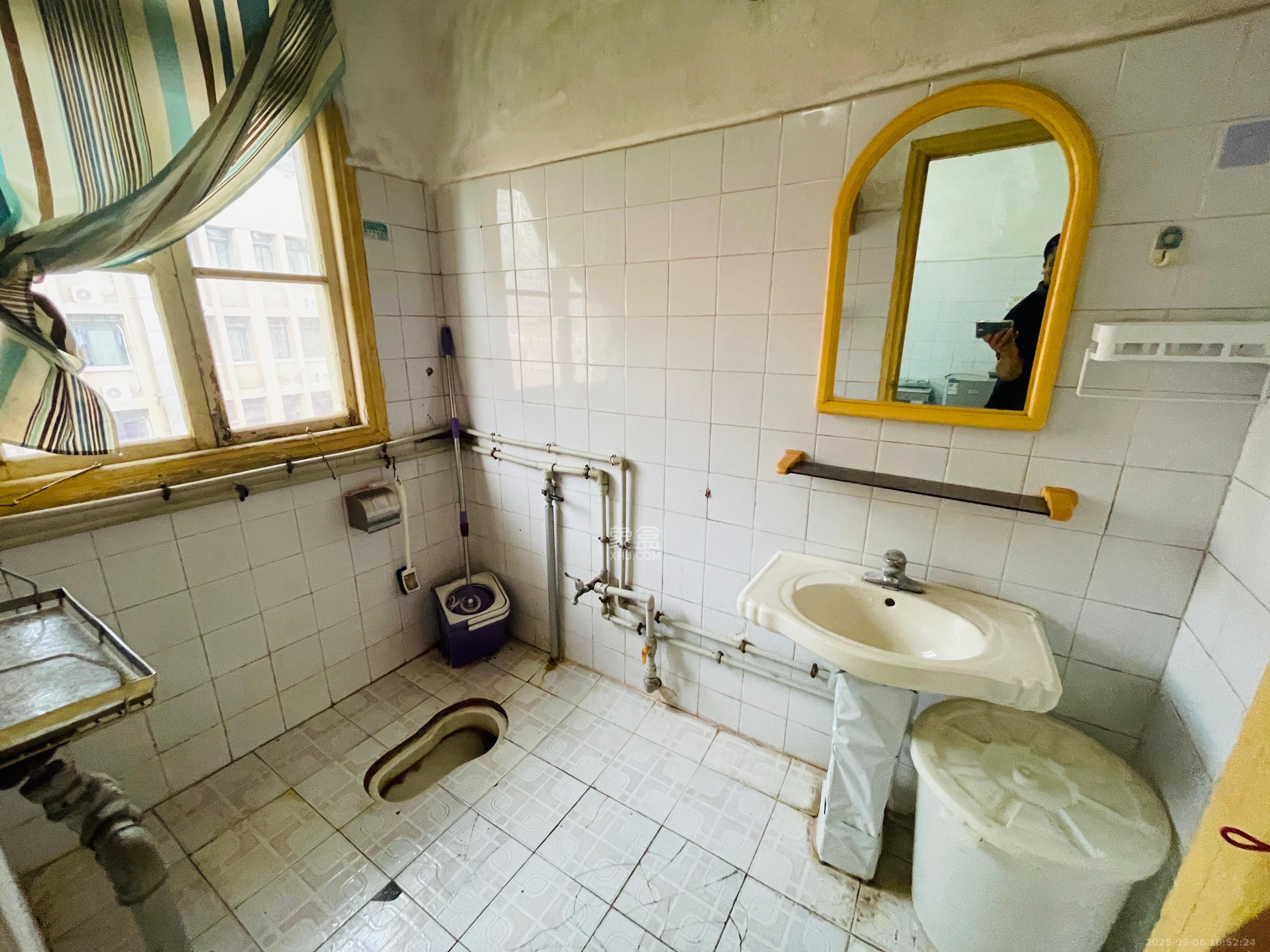 岳银小区(一二三五村) 2室2厅1卫 1600.0元/月 岳银小区(一二三五村) 2室2厅1卫 1600.0元/月室内图