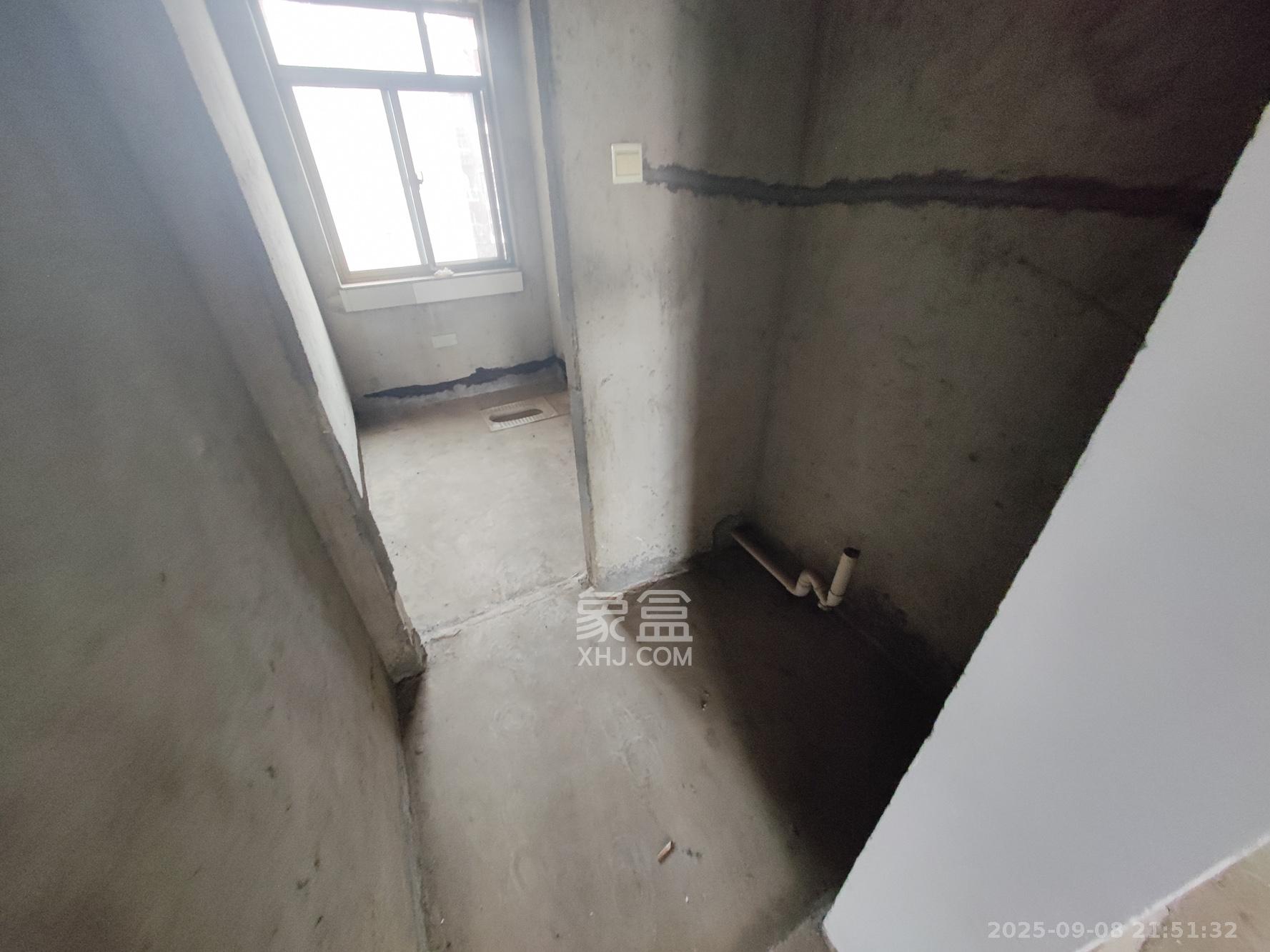 中天瑞景  4室2厅2卫    165.0万卫生间