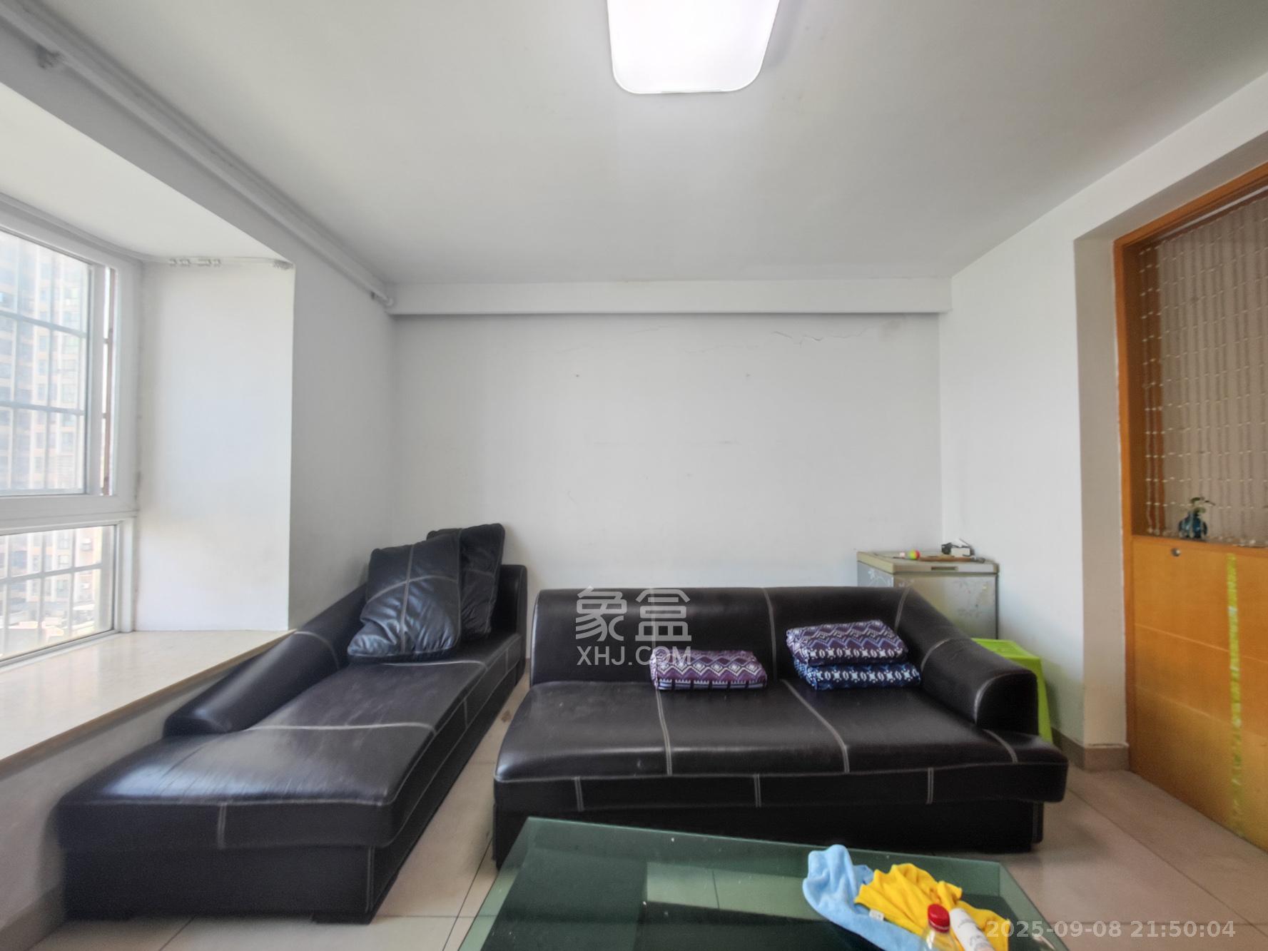 泰禹家园(彩云之翼家园一期、二期、三期) 3室2厅2卫 85.0万 泰禹家园(彩云之翼家园一期、二期、三期) 3室2厅2卫 85.0万客厅