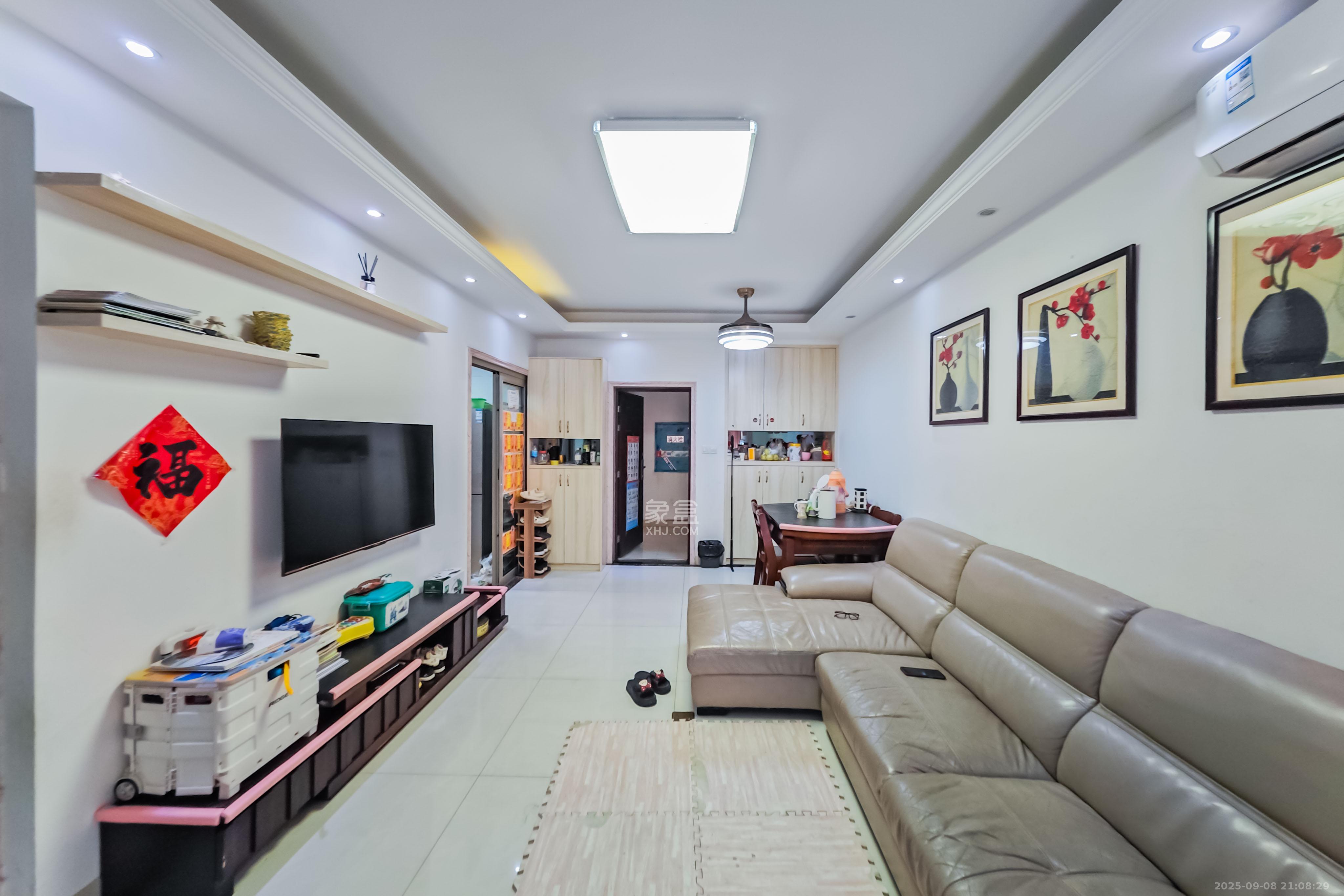 绿地之窗  3室2厅1卫    65.0万客厅