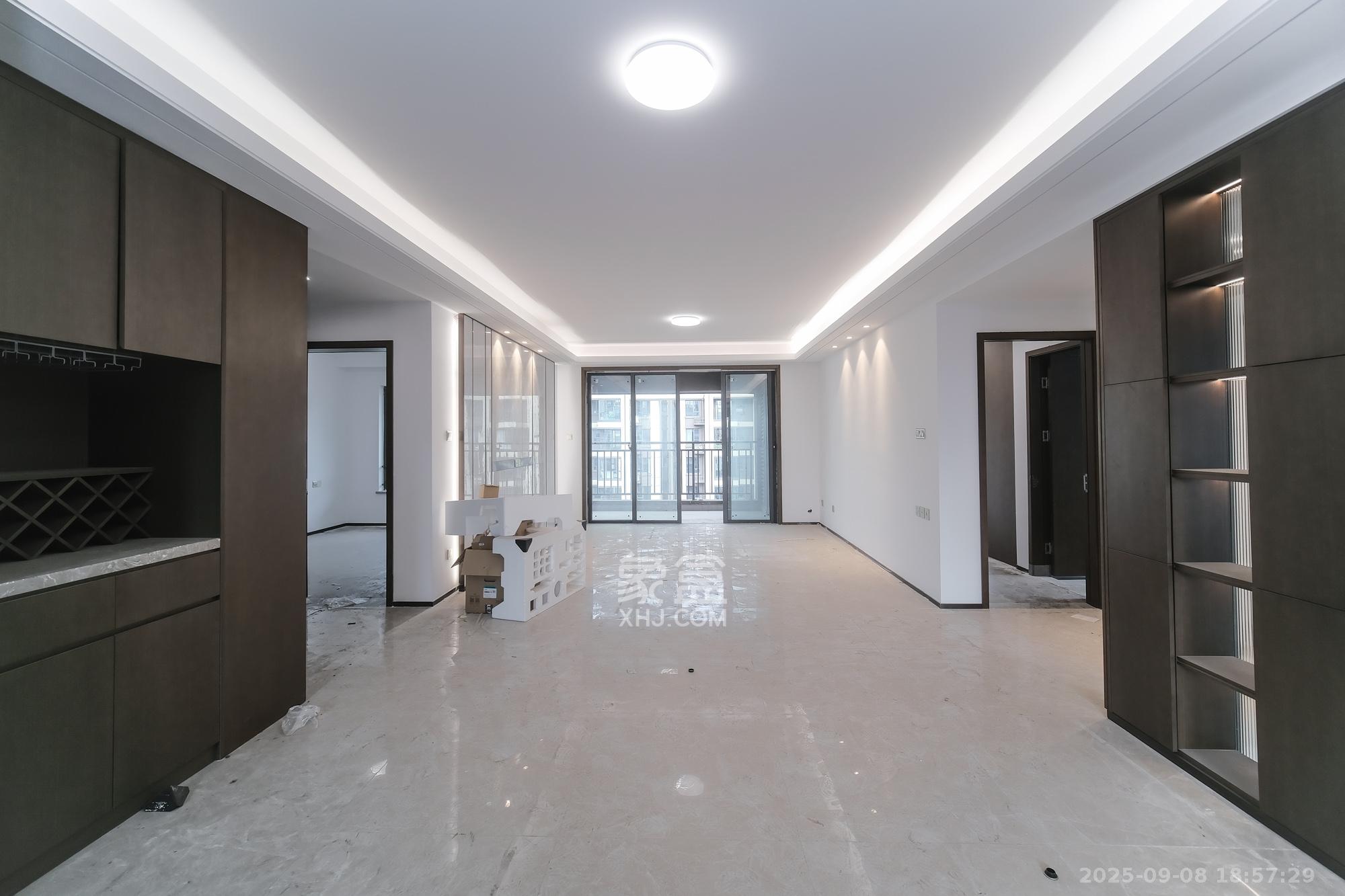 荣盛城  4室2厅2卫    95.0万客厅