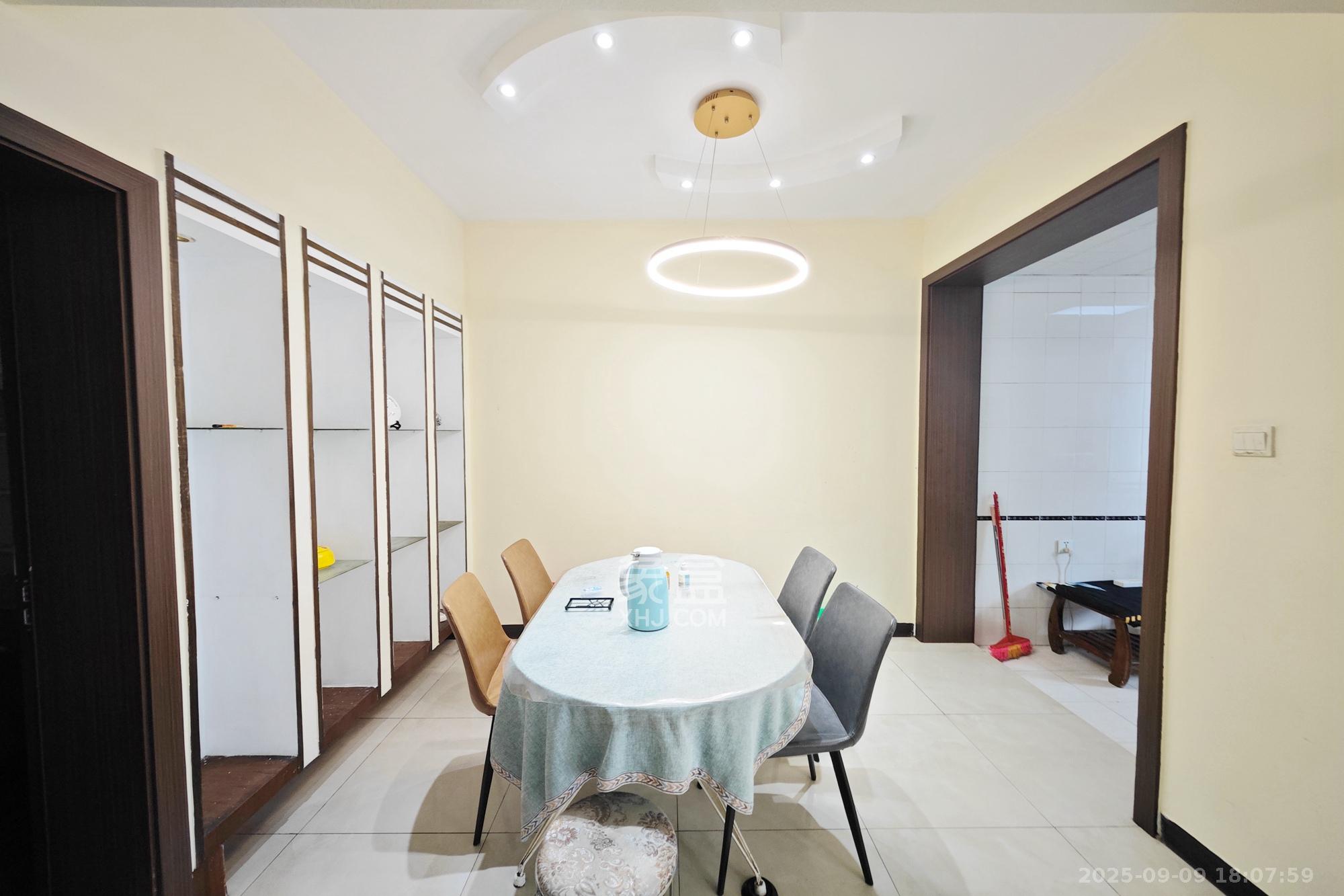 佳润新城(佳润新都) 3室2厅2卫 118.0万 佳润新城(佳润新都) 3室2厅2卫 118.0万客厅