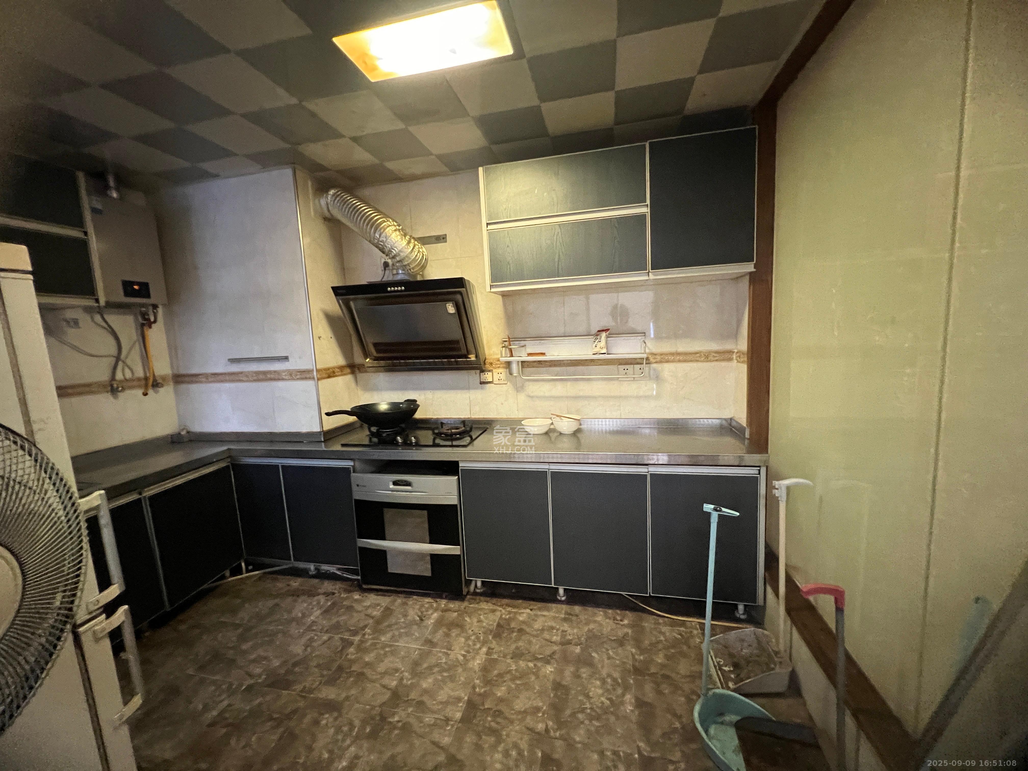 南明苑西区 4室2厅1卫 2700.0元/月 南明苑西区 4室2厅1卫 2700.0元/月室内图