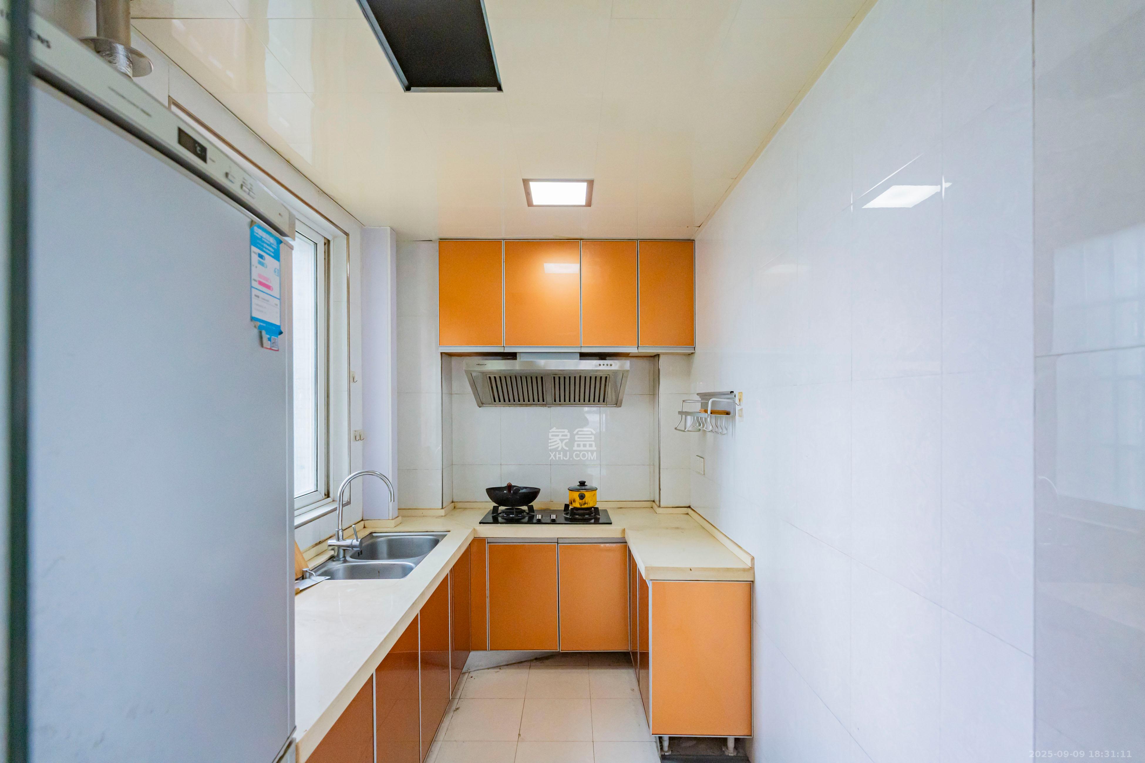 月湖兰庭  3室2厅2卫    100.0万厨房