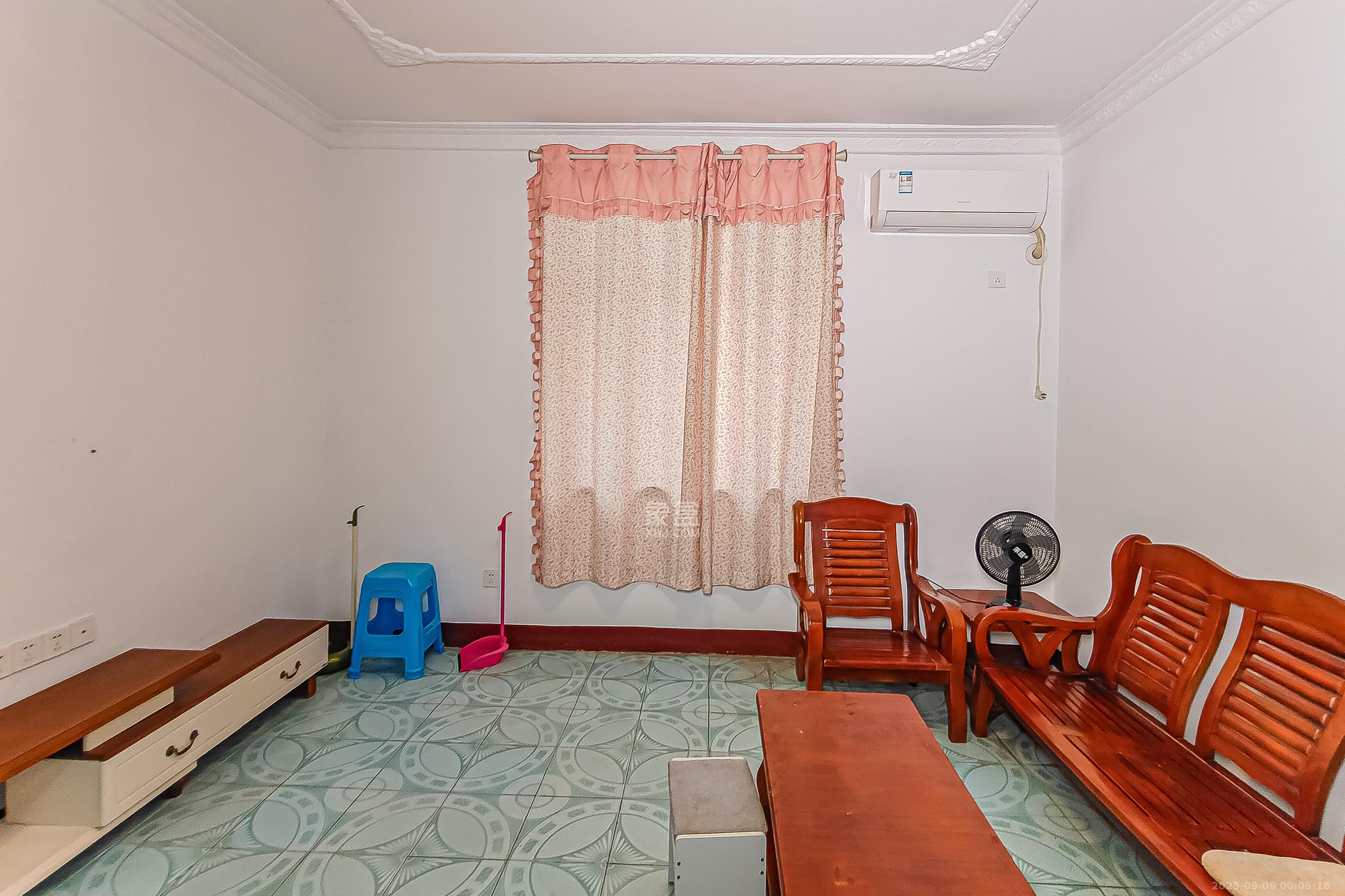 湖南省第六工程公司宿舍(扫把塘) 2室2厅1卫 38.0万 湖南省第六工程公司宿舍(扫把塘) 2室2厅1卫 38.0万客厅