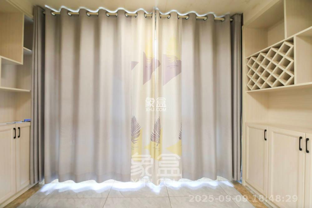 长房半岛蓝湾（观山月）  3室2厅2卫   2500.00元/月室内图