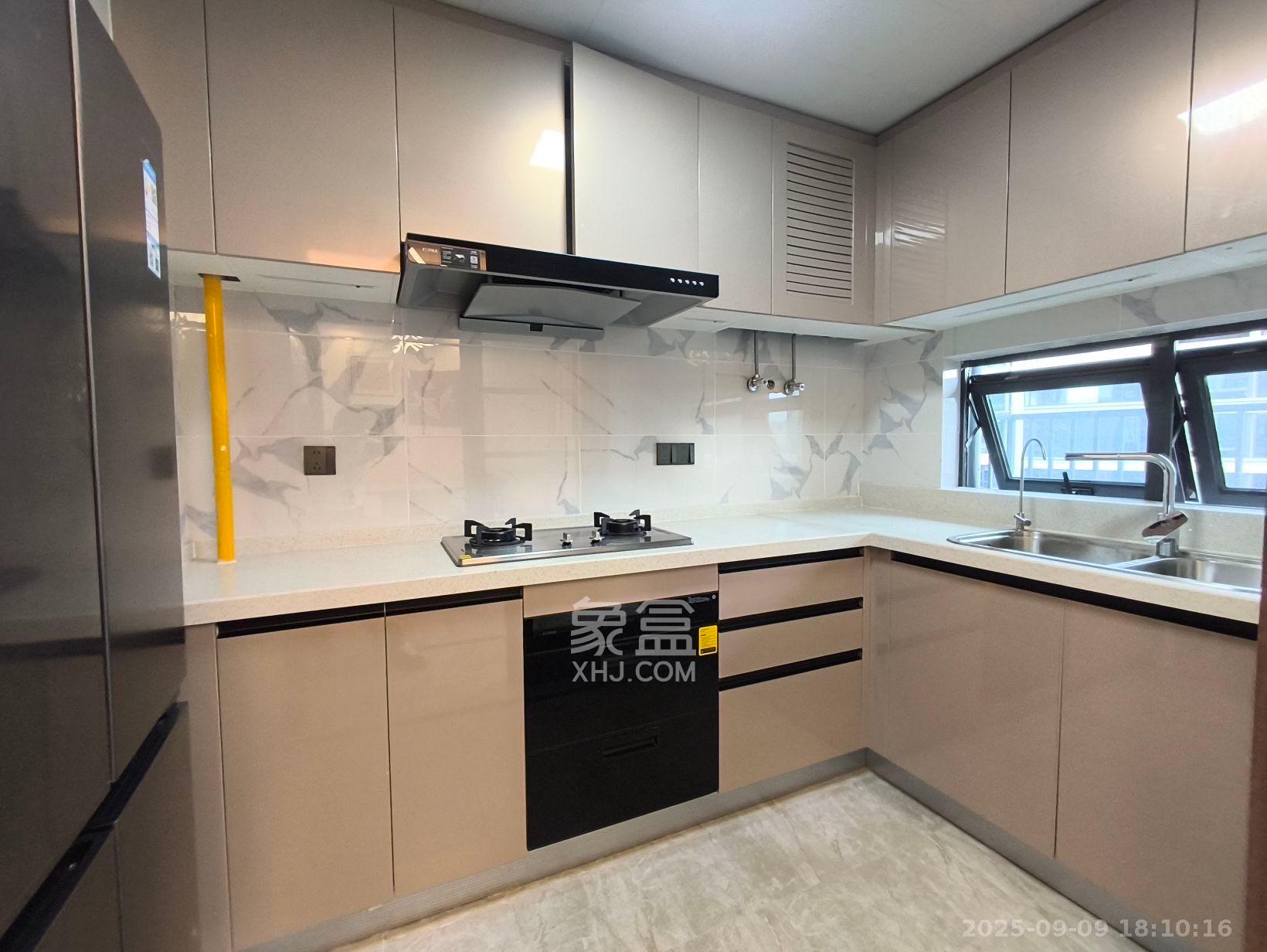 绿地V岛  4室2厅2卫    5000.0元/月室内图