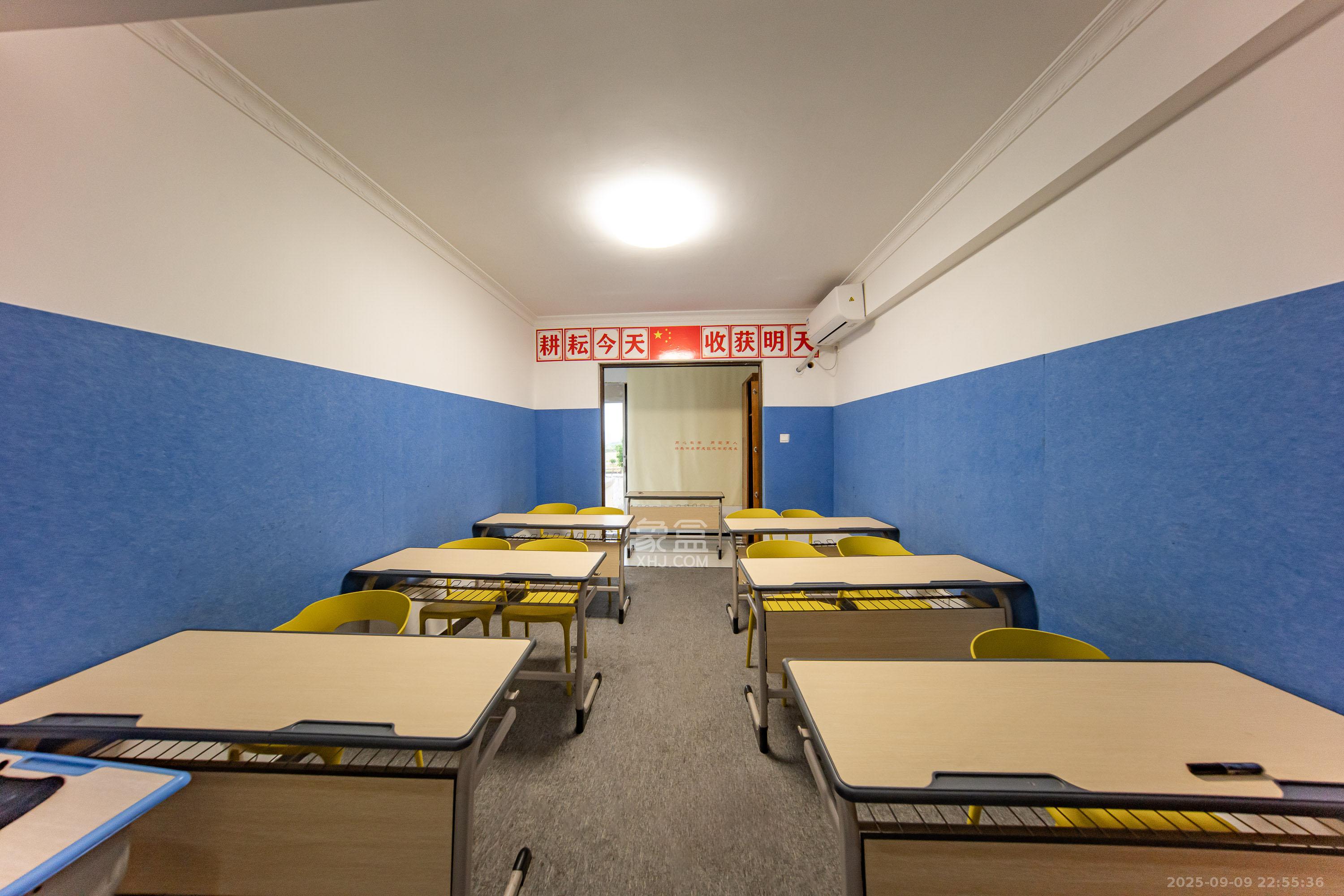 华润橡树湾 4室2厅2卫 90.0万 华润橡树湾 4室2厅2卫 90.0万客厅