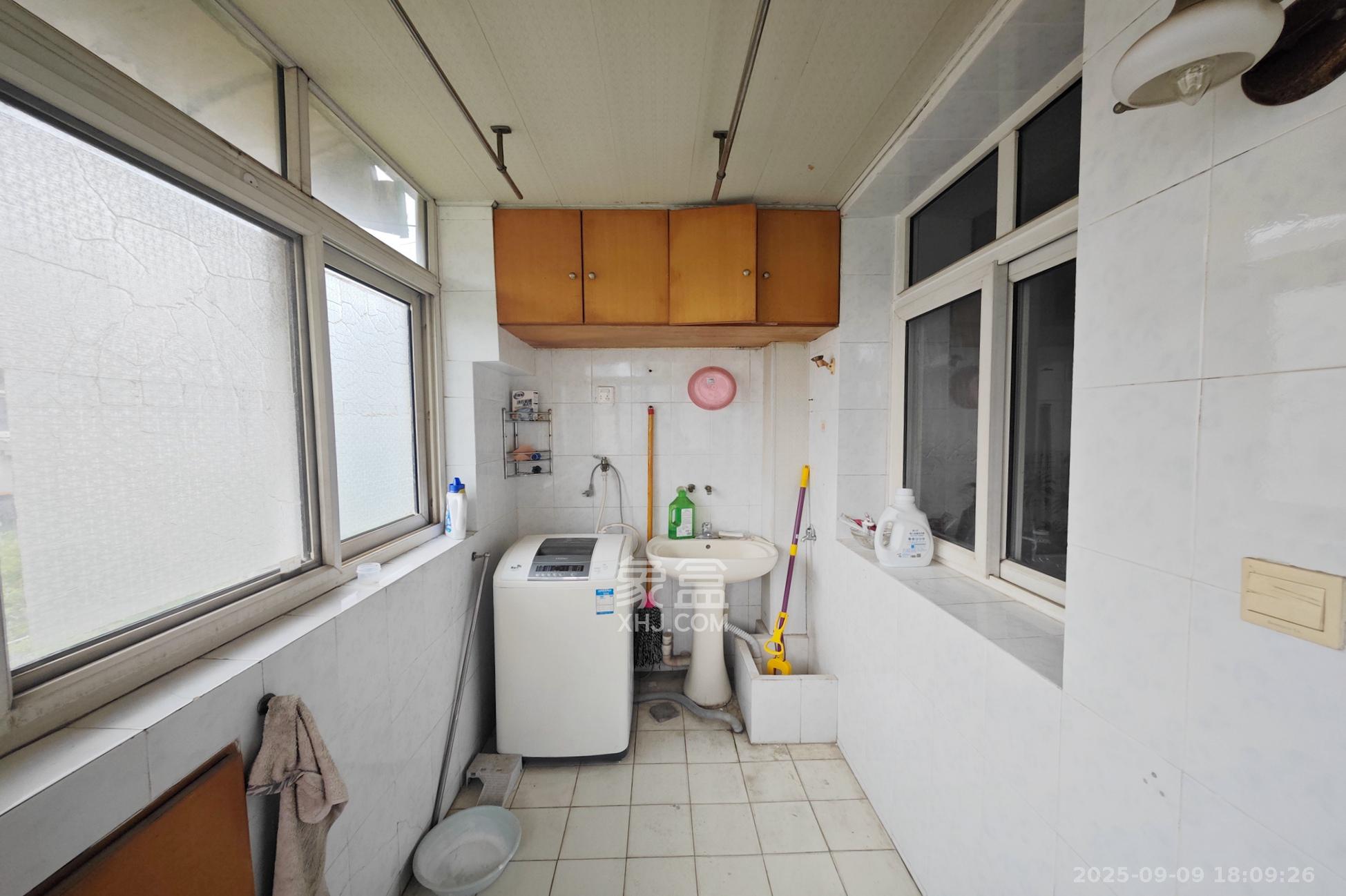 潇湘电影制片厂  3室1厅1卫    41.5万 潇湘电影制片厂  3室1厅1卫    41.5万阳台